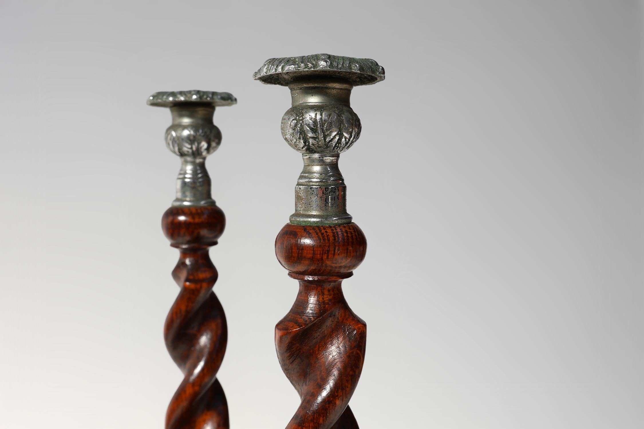 Francia / 1850 / coppia Bastoncini per candele / legno, metallo argentato / Antique / Francese

Elegante set di due candelieri in legno scuro antico con gambo attorcigliato e bobeches ben lavorate che poggiano su una base rotonda. 

Risalente al