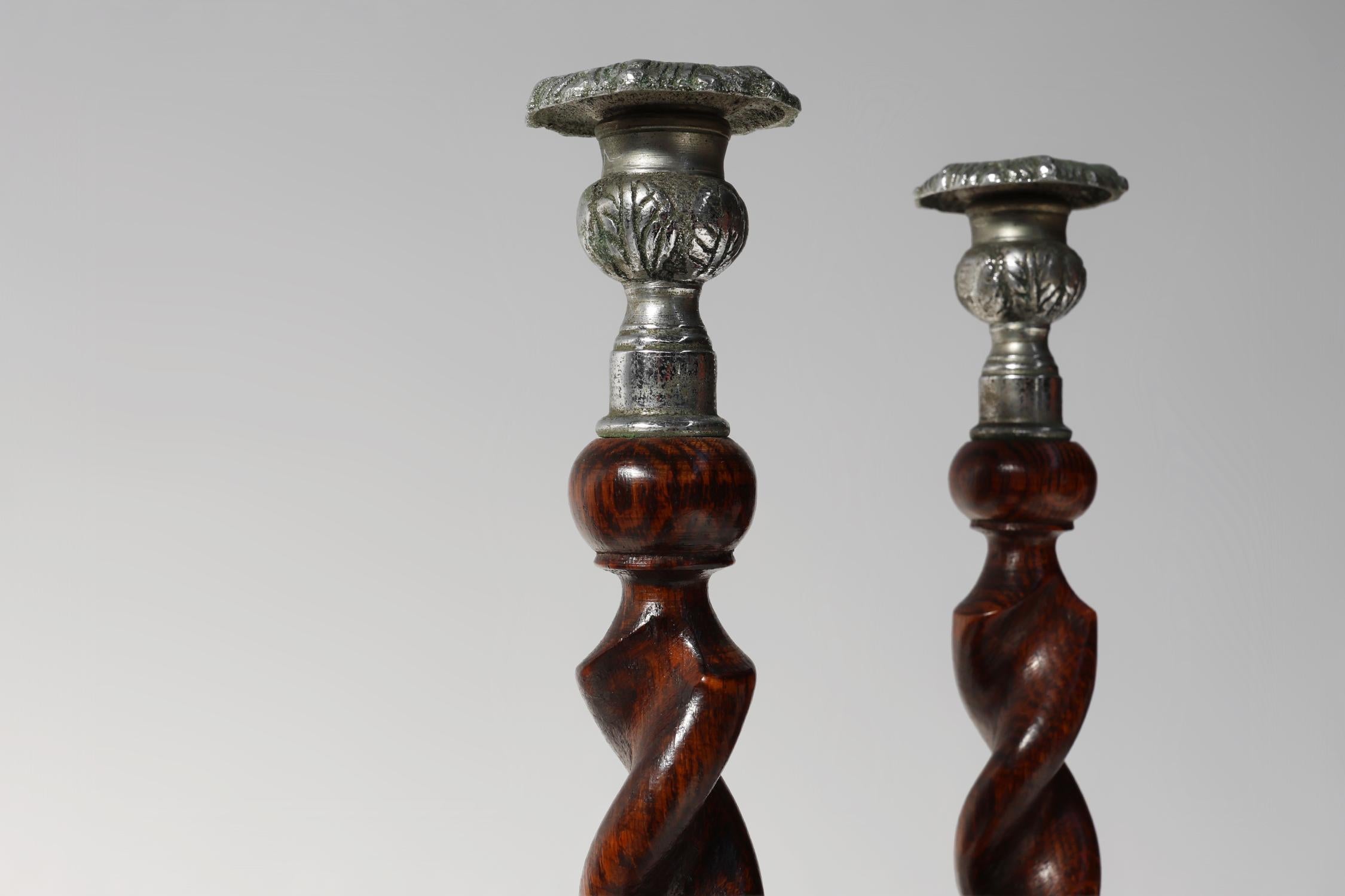 Romantico Coppia di candelieri francesi Barley Twist in legno con bobeches argentate, ca. in vendita