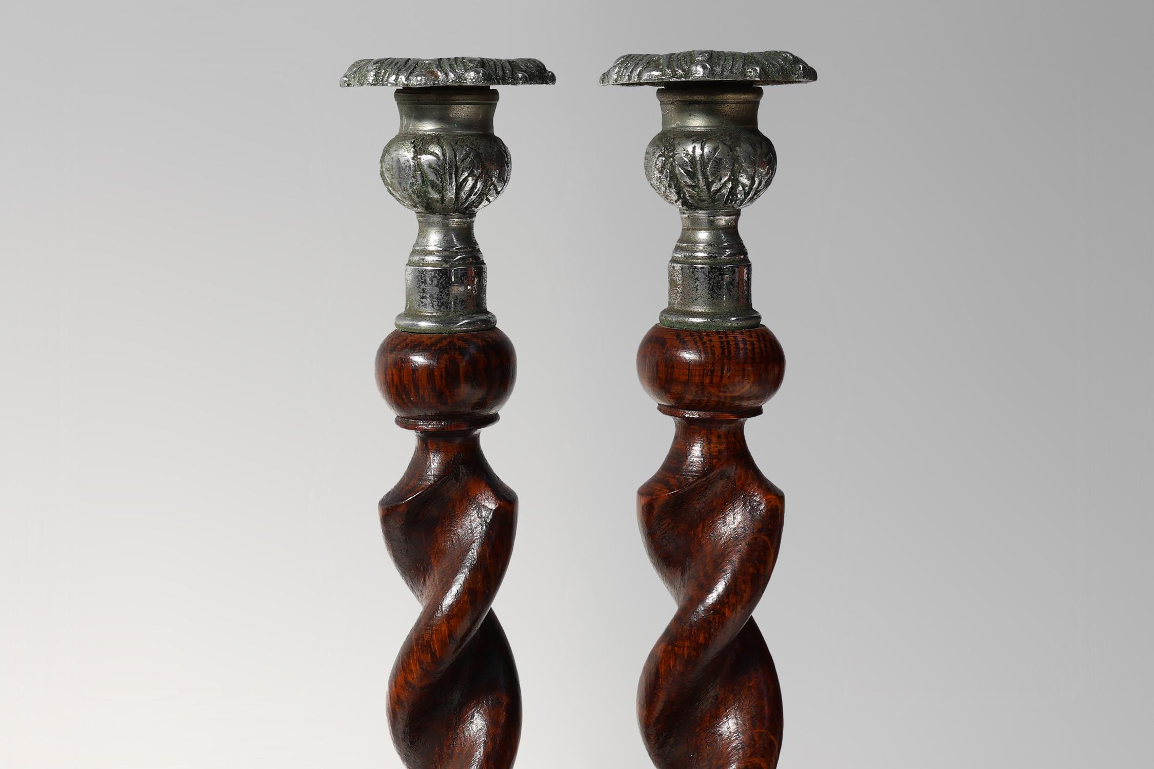 XIX secolo Coppia di candelieri francesi Barley Twist in legno con bobeches argentate, ca. in vendita