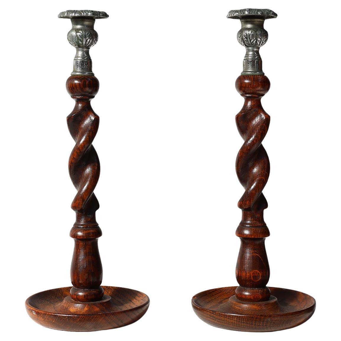 Coppia di candelieri francesi Barley Twist in legno con bobeches argentate, ca. in vendita