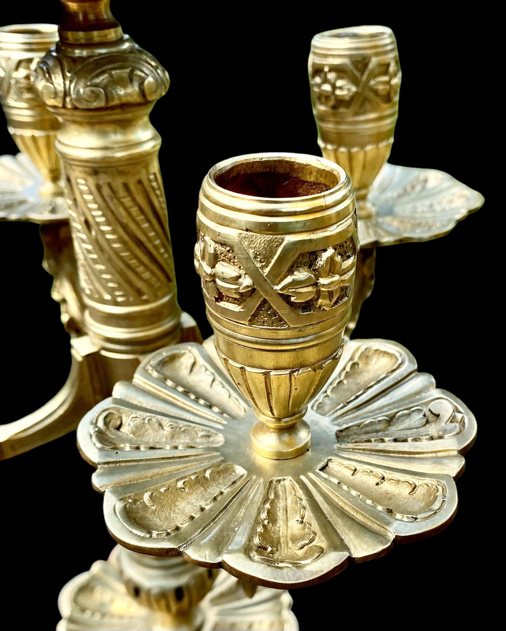 Coppia di accendisigari a candelabro in bronzo dorato di epoca barocca francese in vendita 3