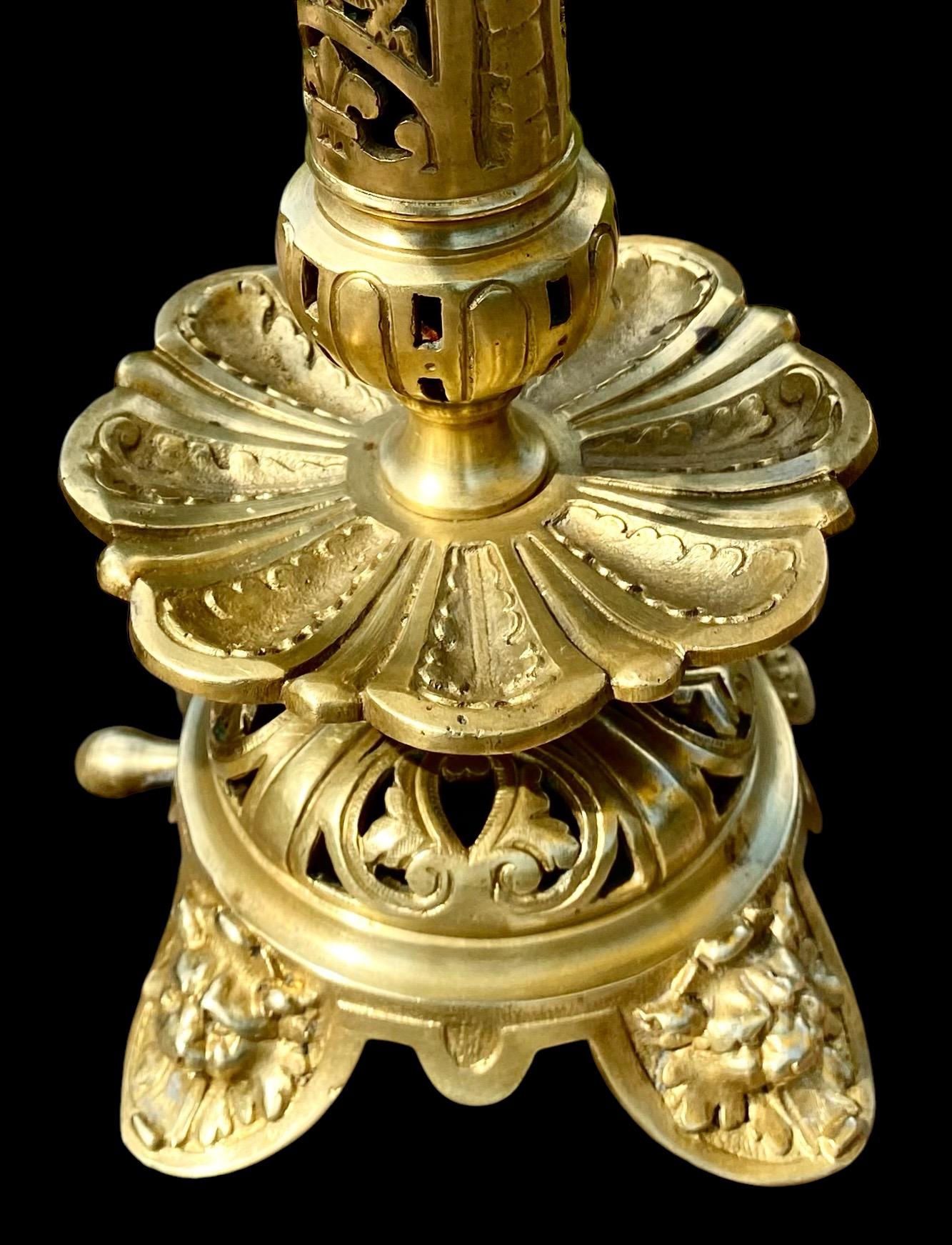 Un'insolita coppia di accendisigari barocchi francesi in bronzo dorato, ognuno dei quali ha quattro portacandele ornati e un getto di gas. Le basi foliate traforate terminano con quattro piedi a maschera di leone. Rubinetti del gas a forma di fiore