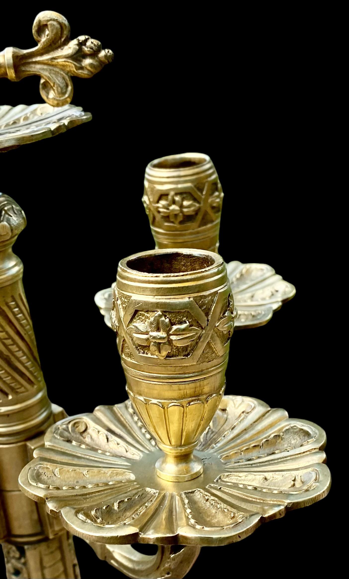 Francese Coppia di accendisigari a candelabro in bronzo dorato di epoca barocca francese in vendita