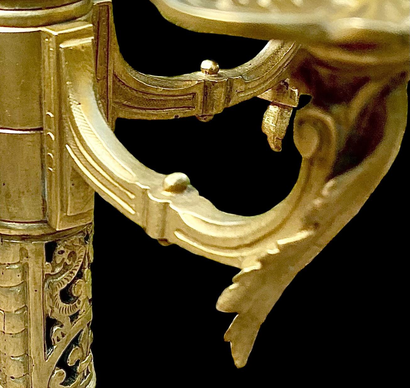 Coppia di accendisigari a candelabro in bronzo dorato di epoca barocca francese In condizioni buone in vendita a New Orleans, LA