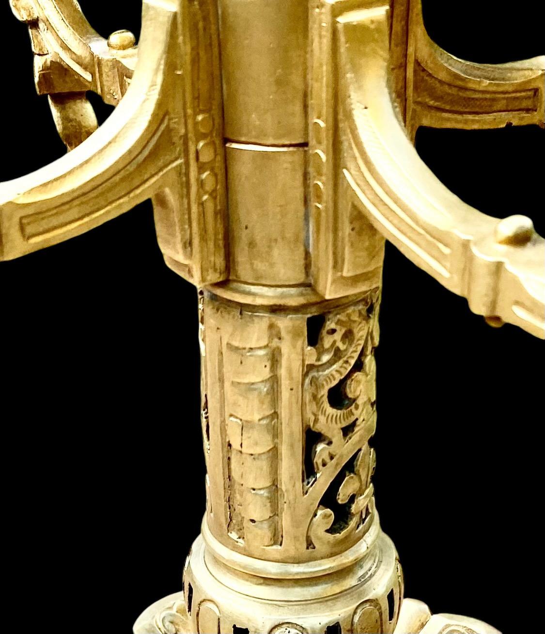 Metà XIX secolo Coppia di accendisigari a candelabro in bronzo dorato di epoca barocca francese in vendita