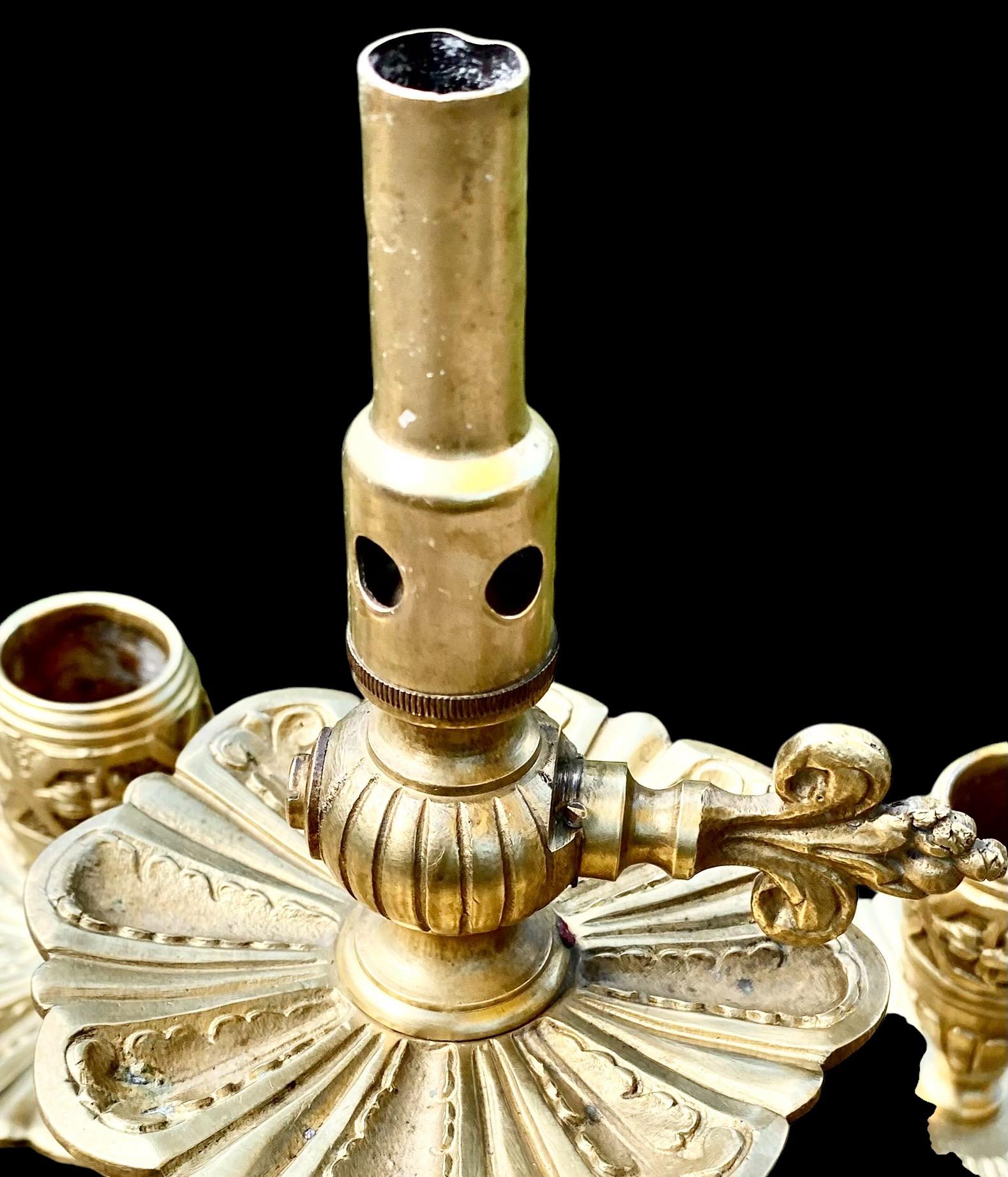 Coppia di accendisigari a candelabro in bronzo dorato di epoca barocca francese in vendita 1