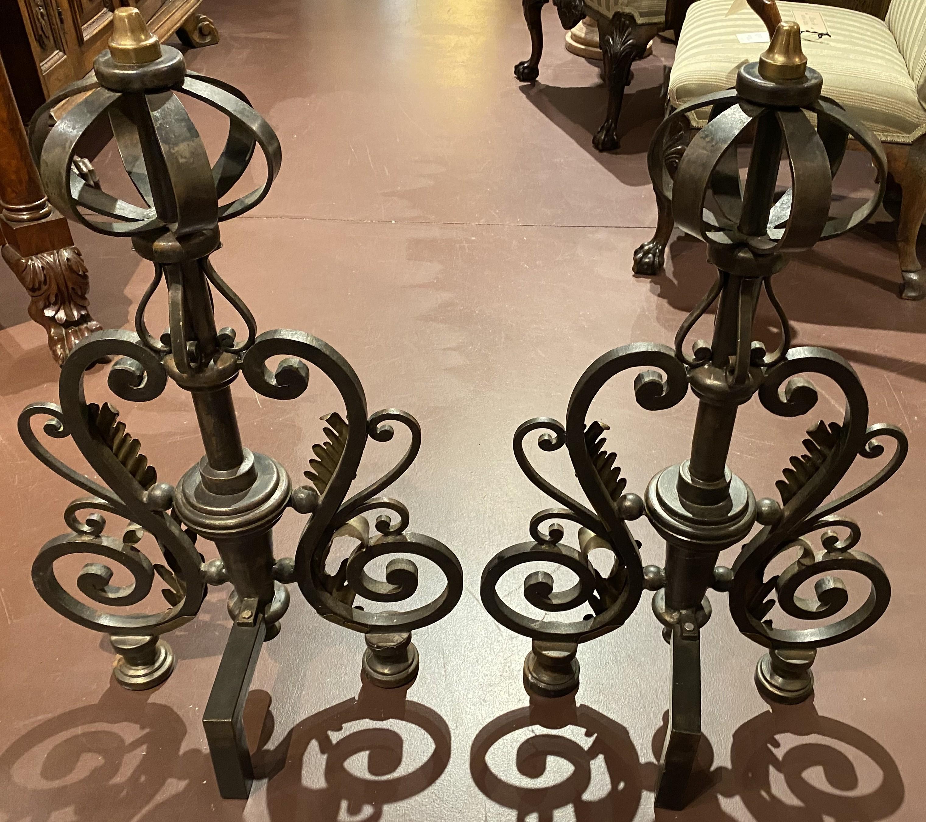 Paar französische Bronze-Feuerböcke im Barockstil mit Schnörkeln und Federn aus Bronze im Angebot 4