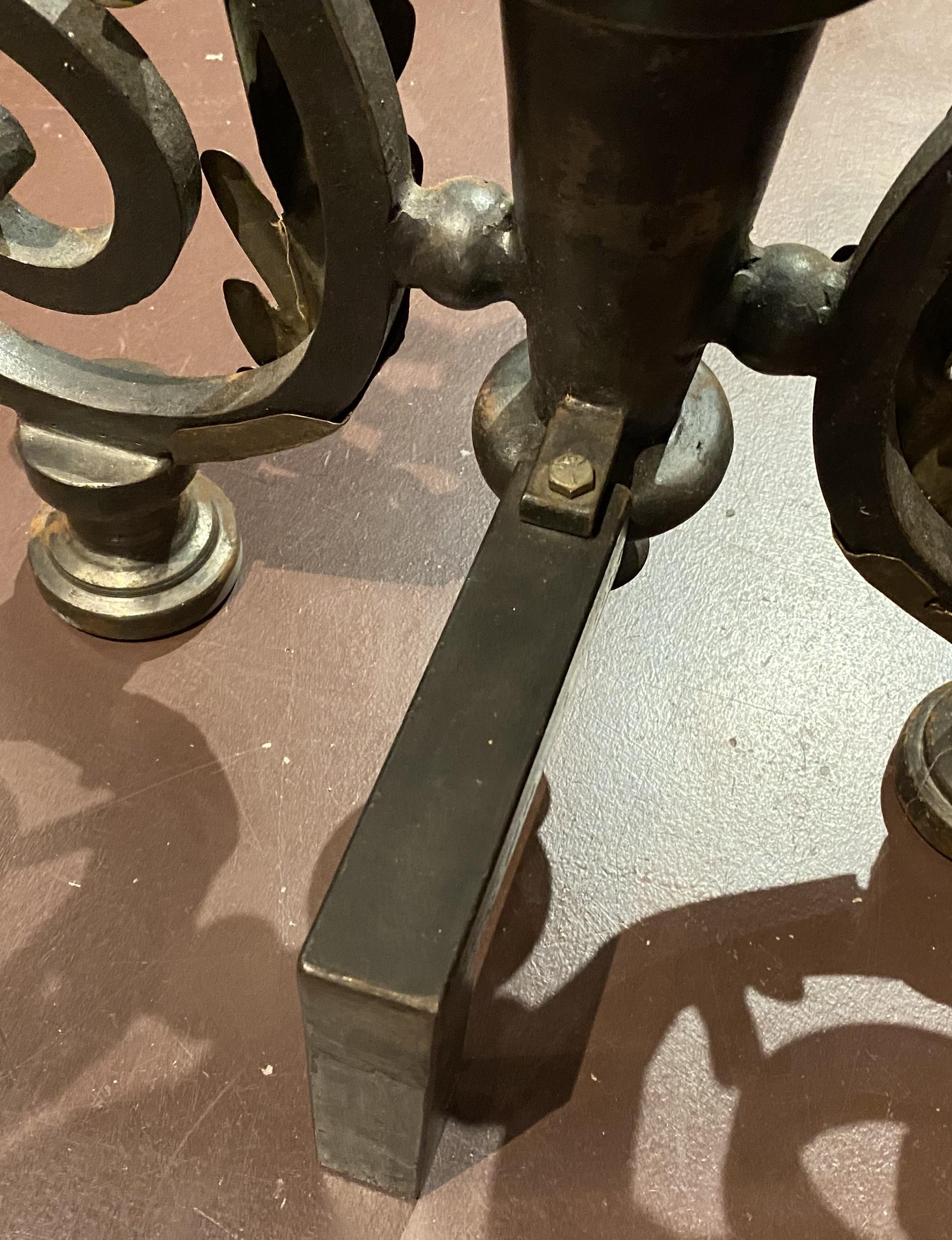 Paar französische Bronze-Feuerböcke im Barockstil mit Schnörkeln und Federn aus Bronze im Angebot 5