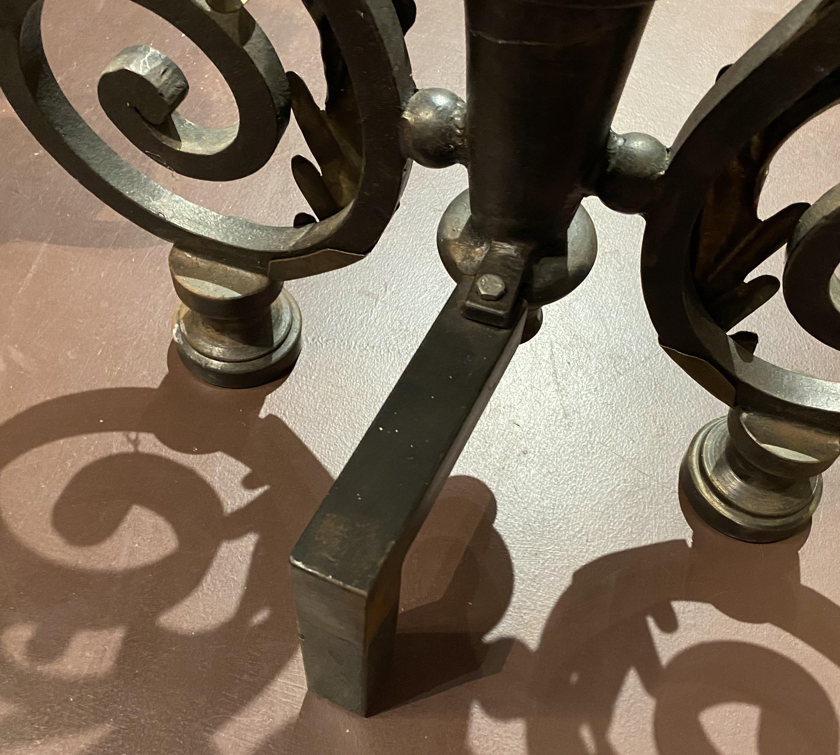 Paar französische Bronze-Feuerböcke im Barockstil mit Schnörkeln und Federn aus Bronze im Angebot 6