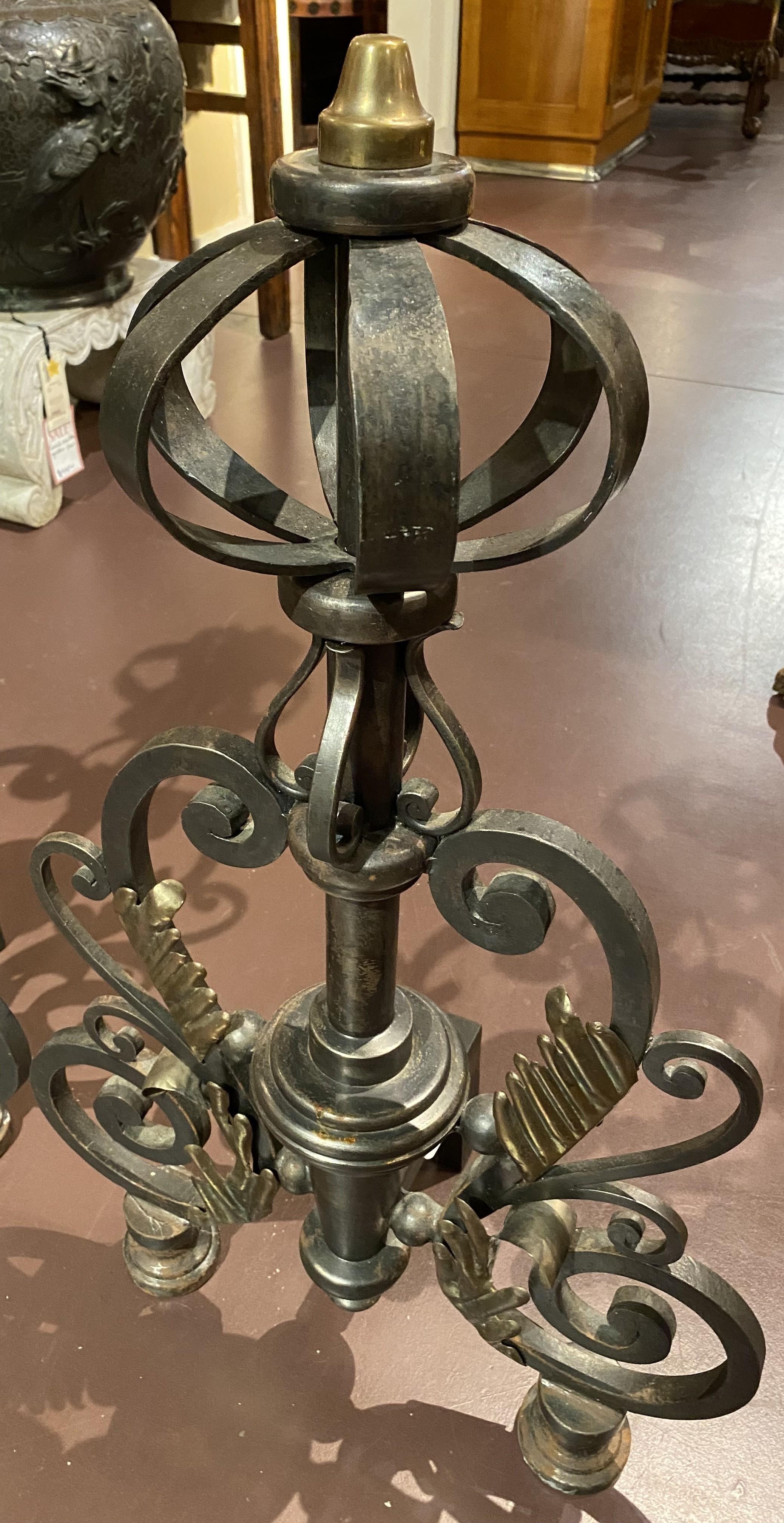 Ein wunderschönes Paar Bronze-Andirons im französischen Barockstil mit Schnecken- und Federdekoration, mit kleinen Hunden, aus dem 20. Das Paar hat eine großartige Gesamtpatina und minimale Oberflächenfehler und -abnutzungen, die dem Alter und dem