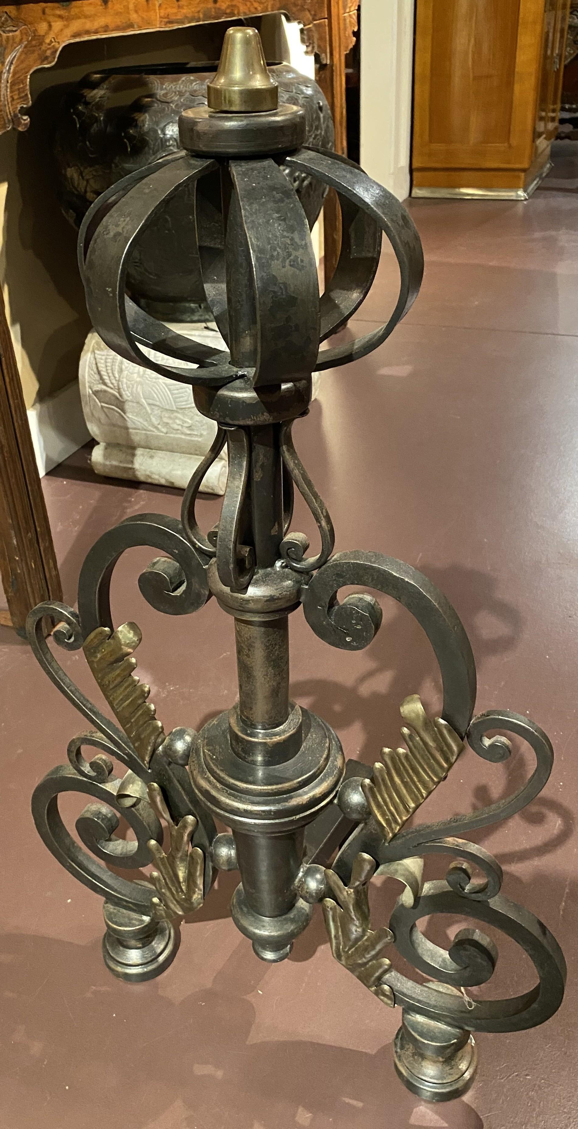 Paar französische Bronze-Feuerböcke im Barockstil mit Schnörkeln und Federn aus Bronze (Unbekannt) im Angebot