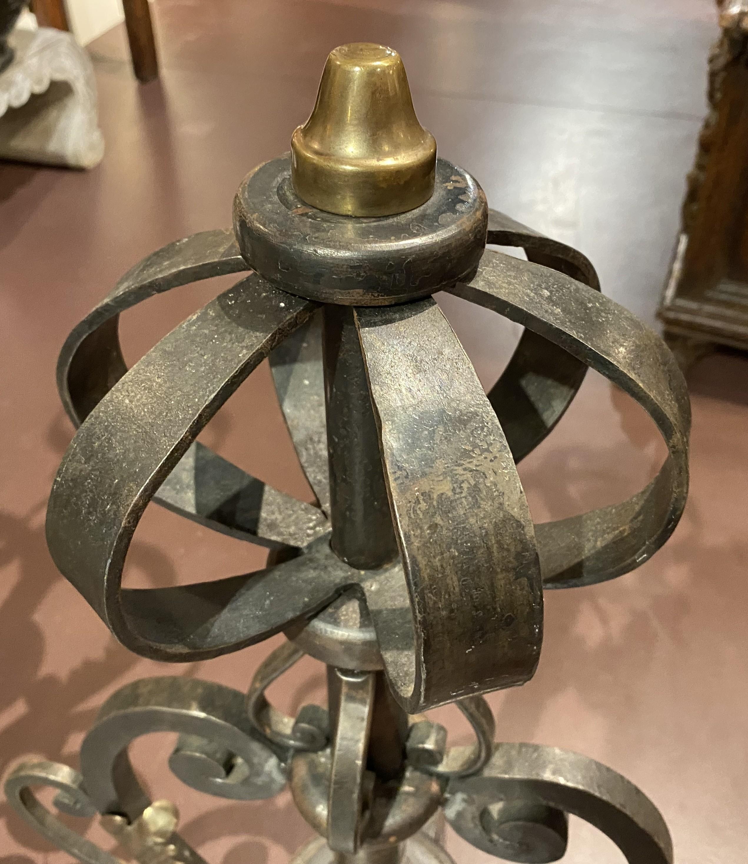 Paar französische Bronze-Feuerböcke im Barockstil mit Schnörkeln und Federn aus Bronze (Gegossen) im Angebot