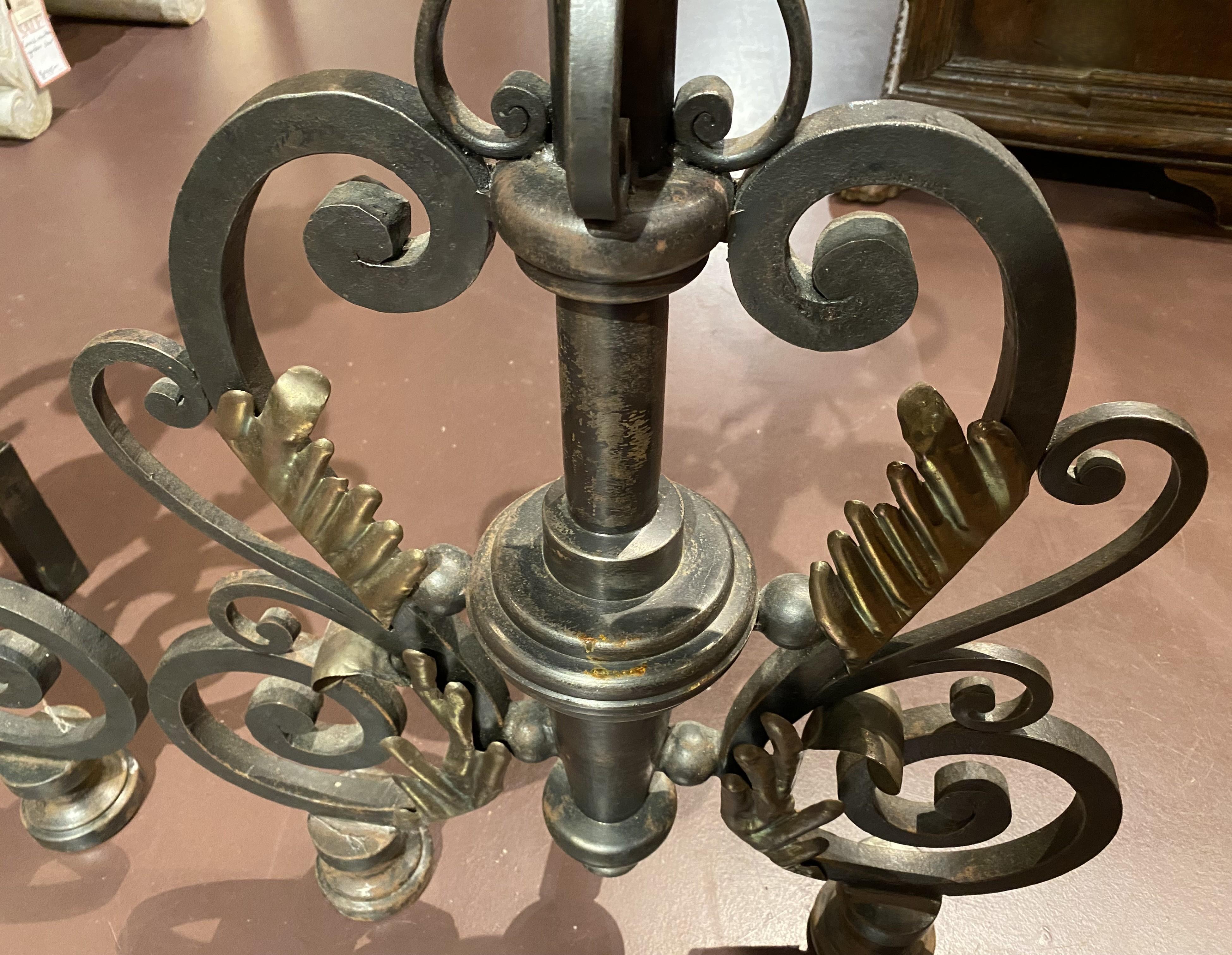 Paar französische Bronze-Feuerböcke im Barockstil mit Schnörkeln und Federn aus Bronze im Zustand „Gut“ im Angebot in Milford, NH