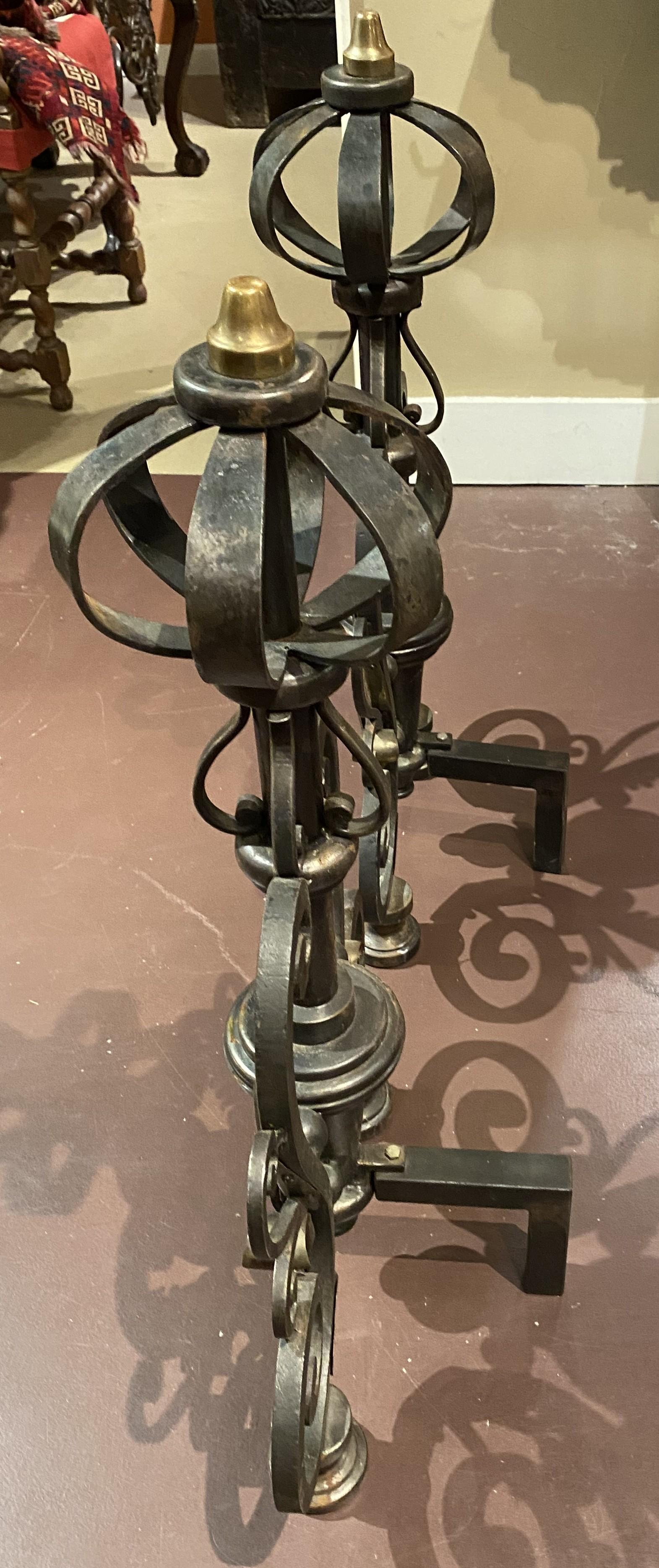 Paar französische Bronze-Feuerböcke im Barockstil mit Schnörkeln und Federn aus Bronze im Angebot 1