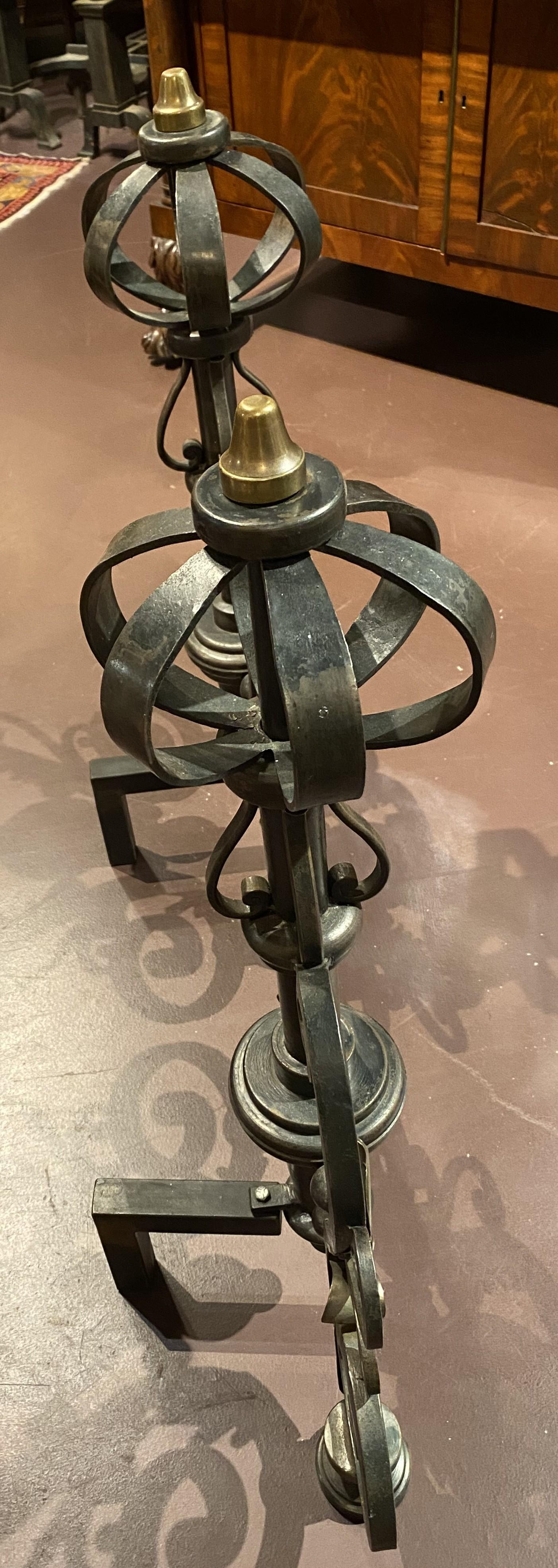 Paar französische Bronze-Feuerböcke im Barockstil mit Schnörkeln und Federn aus Bronze im Angebot 2