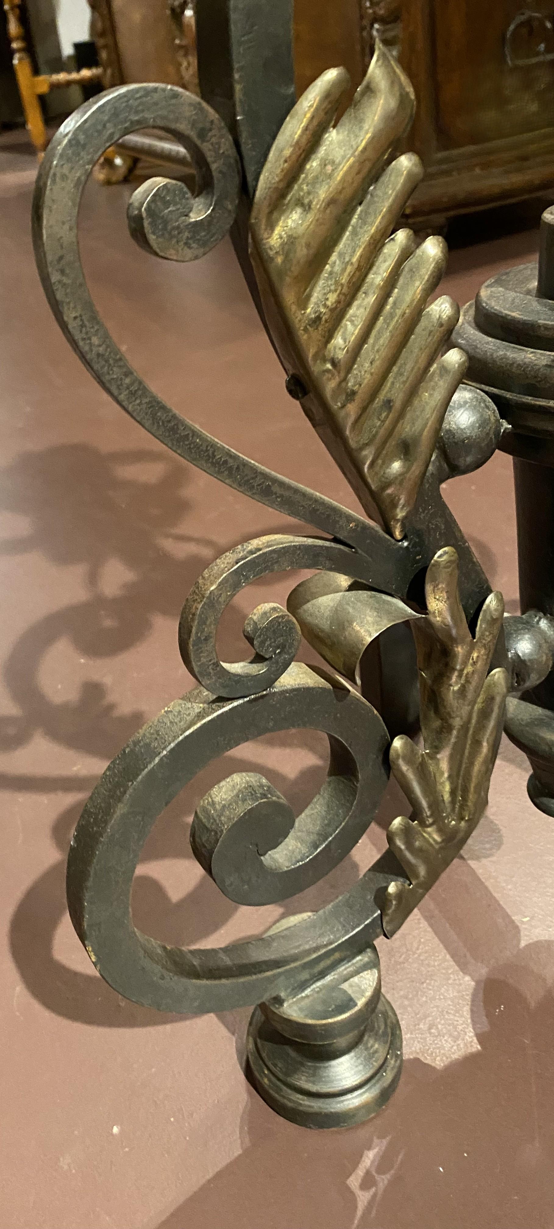 Paar französische Bronze-Feuerböcke im Barockstil mit Schnörkeln und Federn aus Bronze im Angebot 3