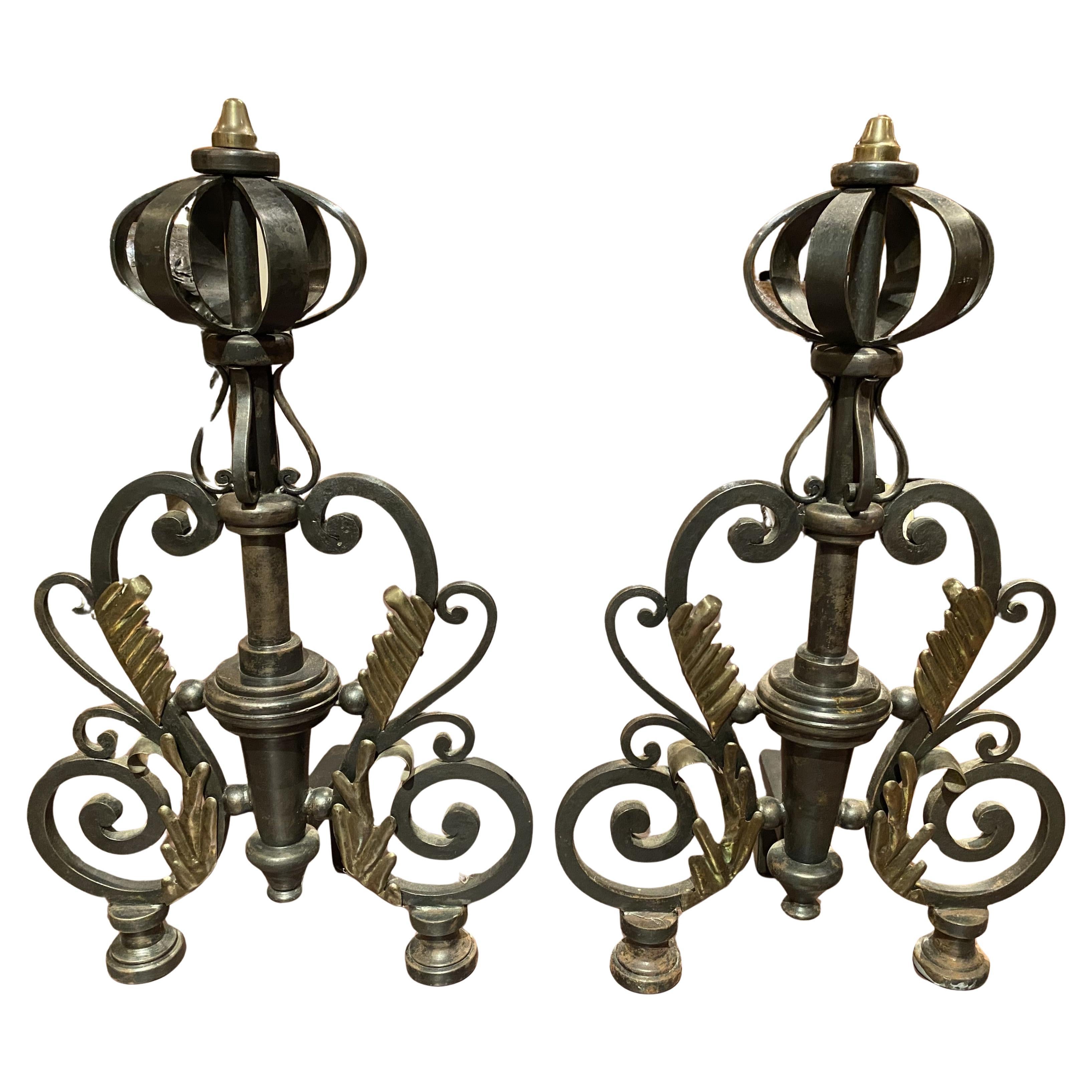 Paar französische Bronze-Feuerböcke im Barockstil mit Schnörkeln und Federn aus Bronze