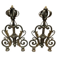 Paar französische Bronze-Feuerböcke im Barockstil mit Schnörkeln und Federn aus Bronze