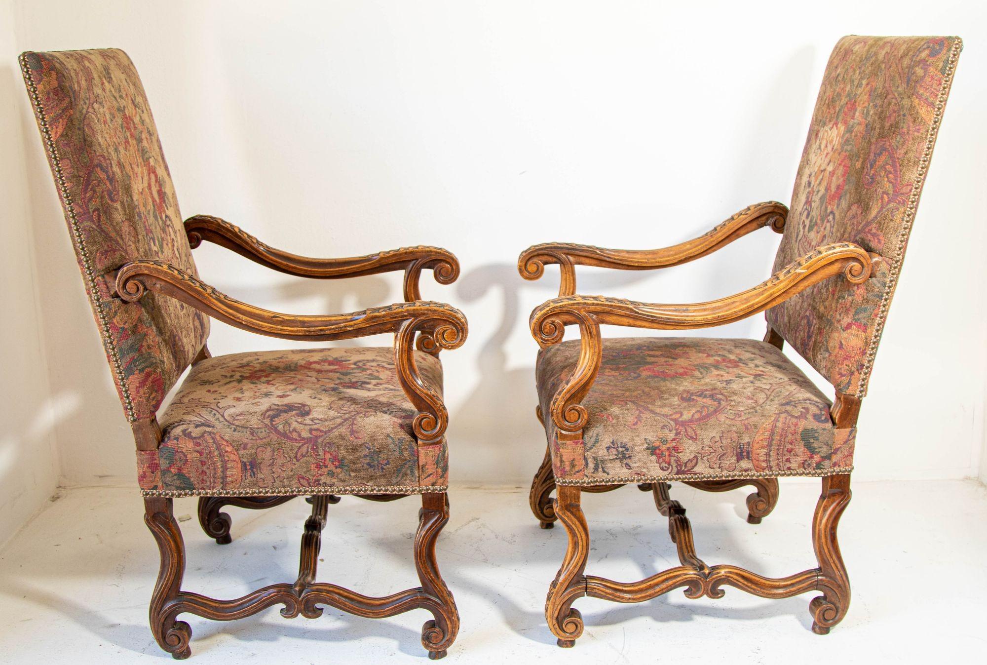 Pair of French Baroque Walnut Armchairs Provincial Fauteuils à la Reine For Sale 9