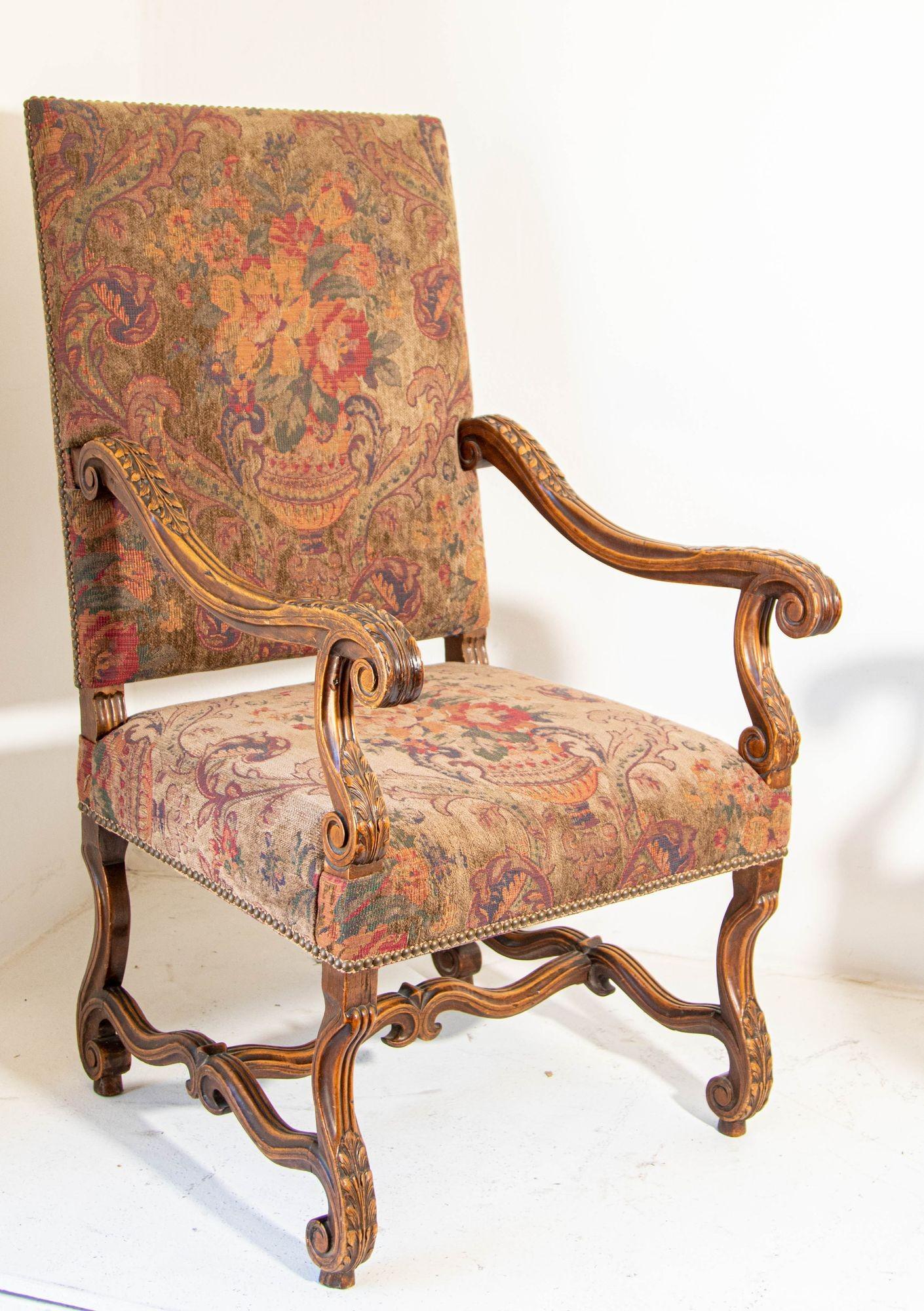 Paire de fauteuils baroques français en noyer Fauteuils à la Reine en vente 9