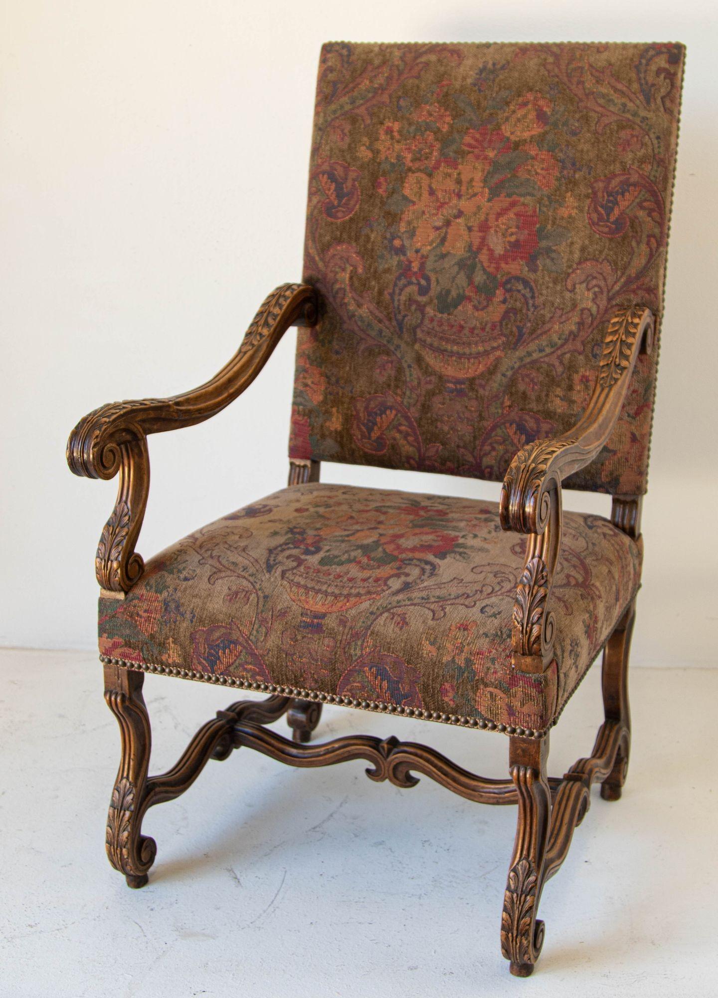 A Pair of French Baroque Walnut Armchairs Provincial Fauteuils à la Reine with Needlework Aubusson style upholestry.
A pair of French provincial, Louis XIV-style fauteuils à la reine in walnut with carved acanthus scrolled curvaceous sweeping arms