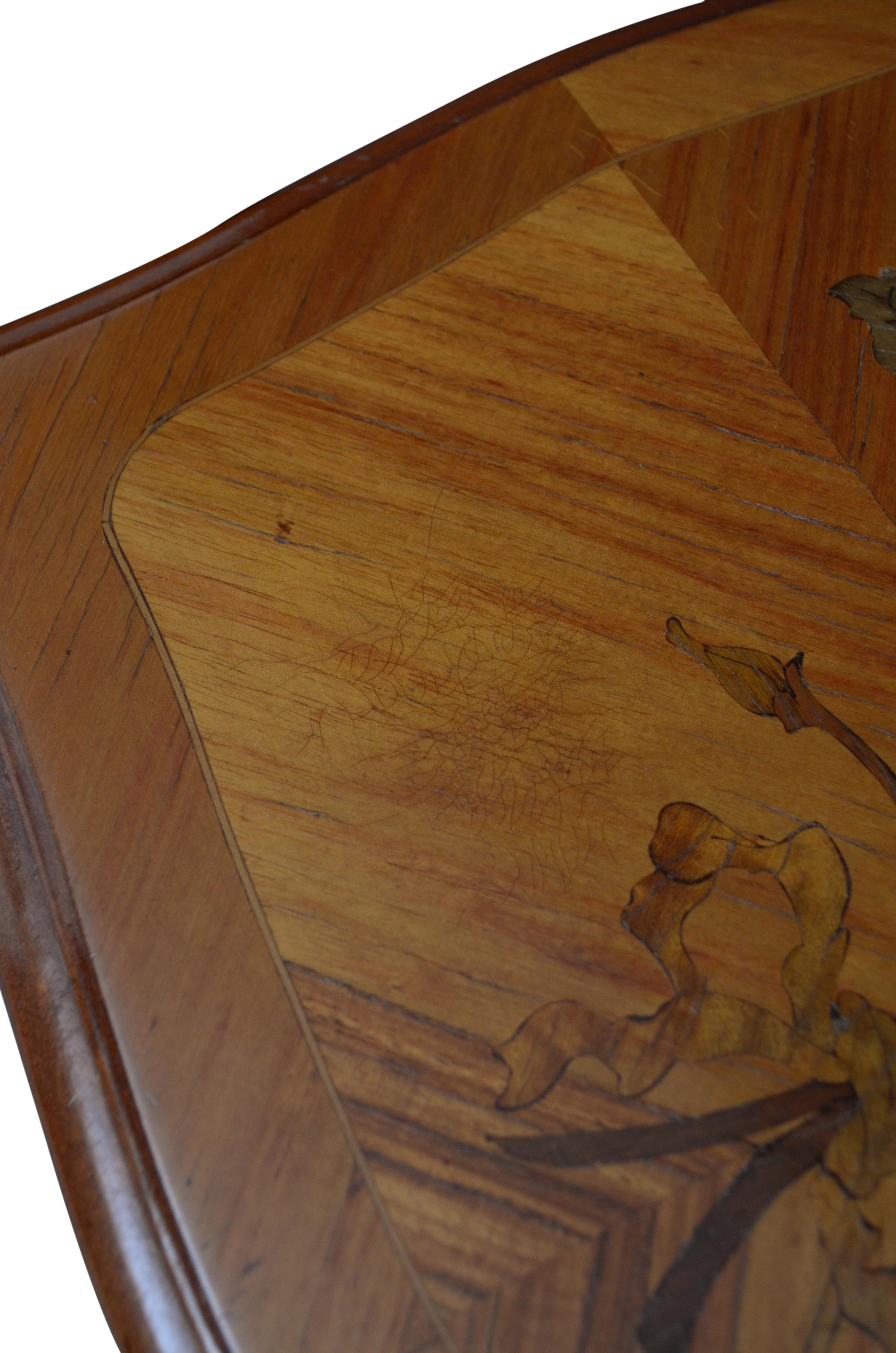 Paire d'armoires de chevet françaises en bois de rose Bon état - En vente à Whaley Bridge, GB