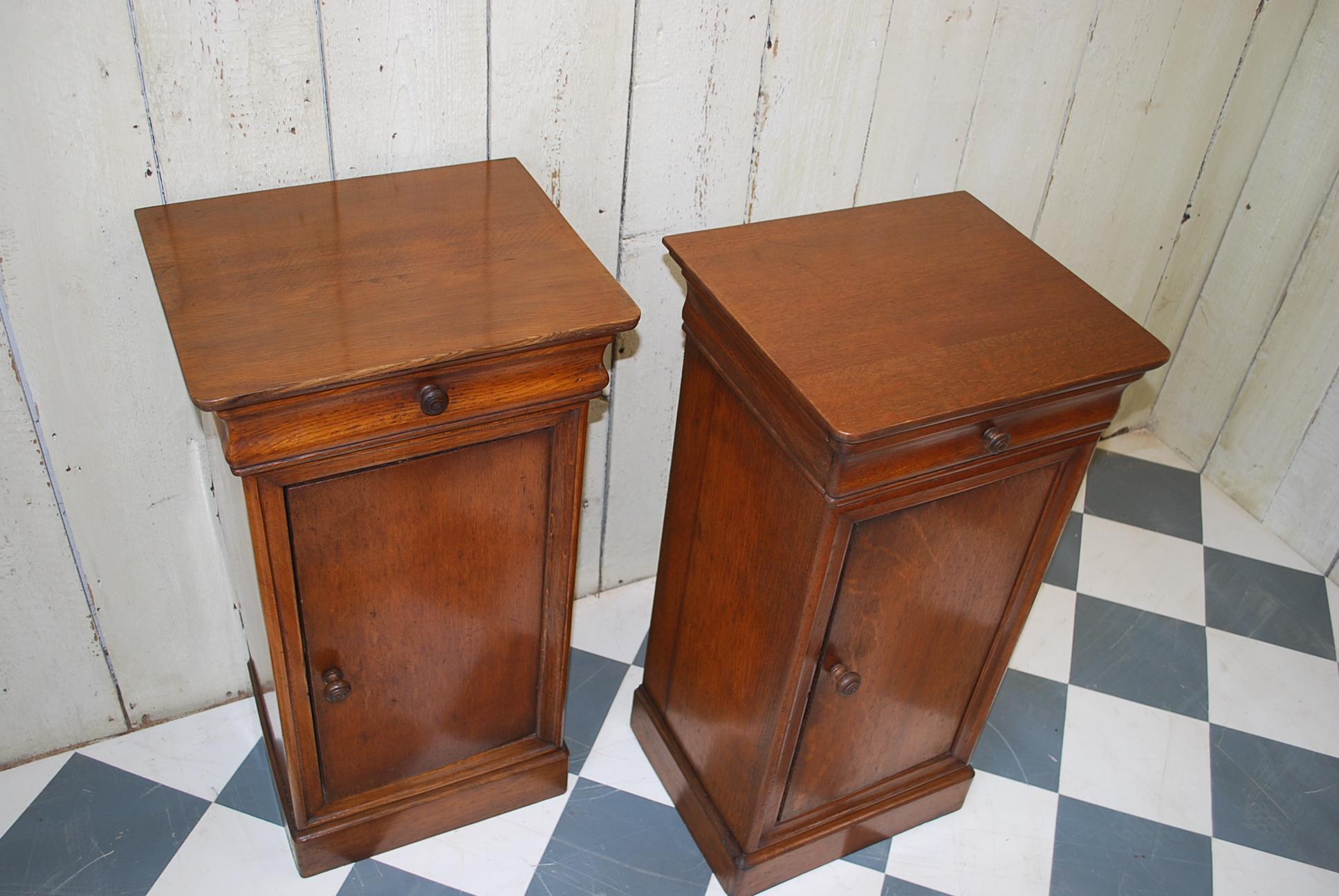 A lovely pair of Louis Philippe bedside cabinets / lockers in solid oak with drawer above a cupboard base. Good color and patination, ideal in a modern or period property.

Measurements
Height 78 cm - 30.71 in

Width 41 cm - 16.14 in

Depth