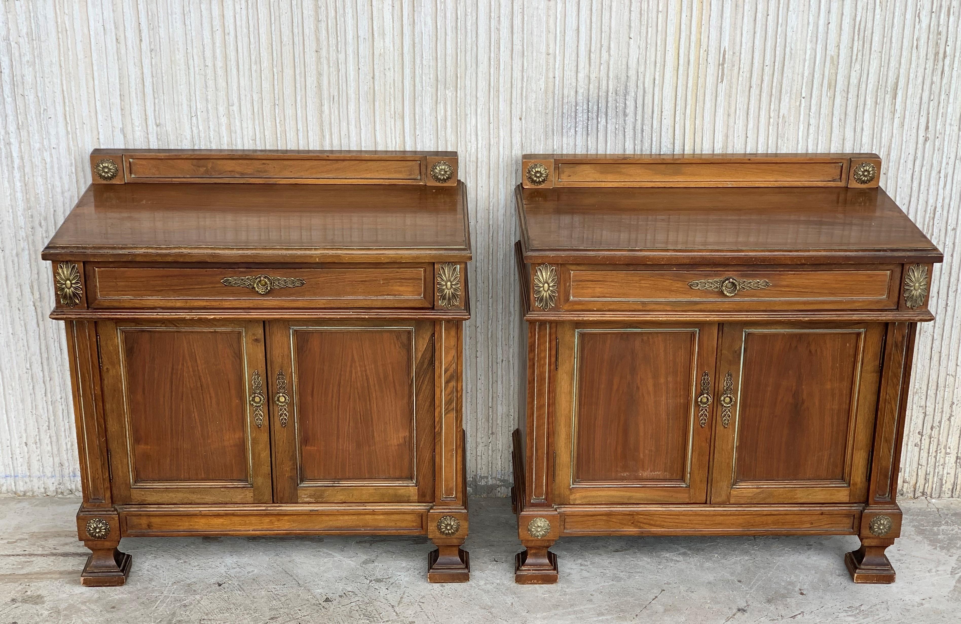 Pair of French heavily bedside tables nightstands with crest and bronze details, circa 1920
One drawer and two-door with compartments.

You can remove easily the crest.
