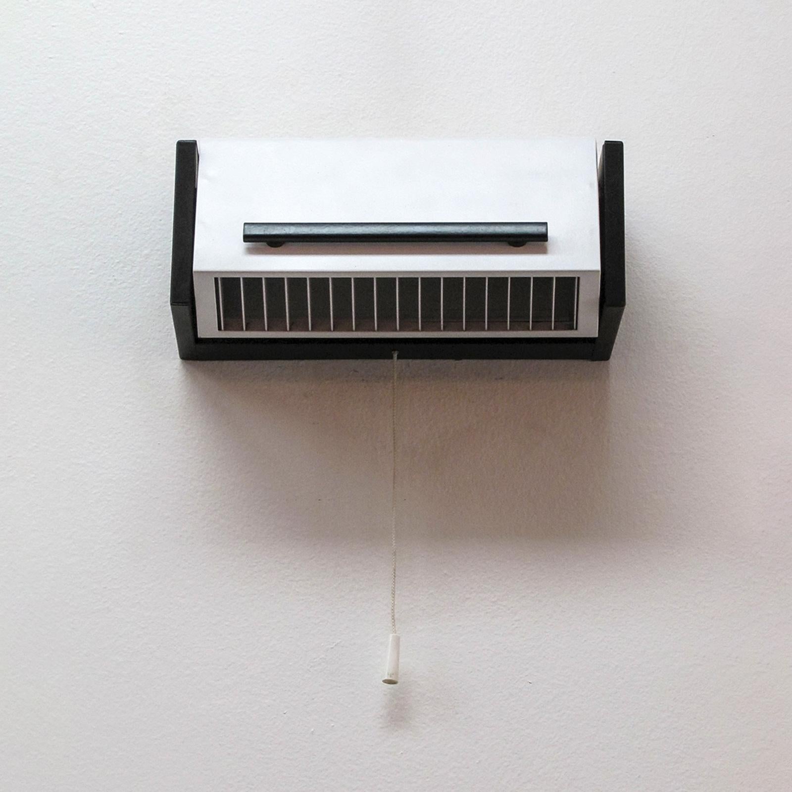 Apliques de pared franceses formales/funcionales, cuerpo ajustable en blanco sobre un marco esmaltado en negro, interruptores de encendido/apagado separados, cableados para normas estadounidenses, un casquillo E12 por aplique, potencia máx. 75