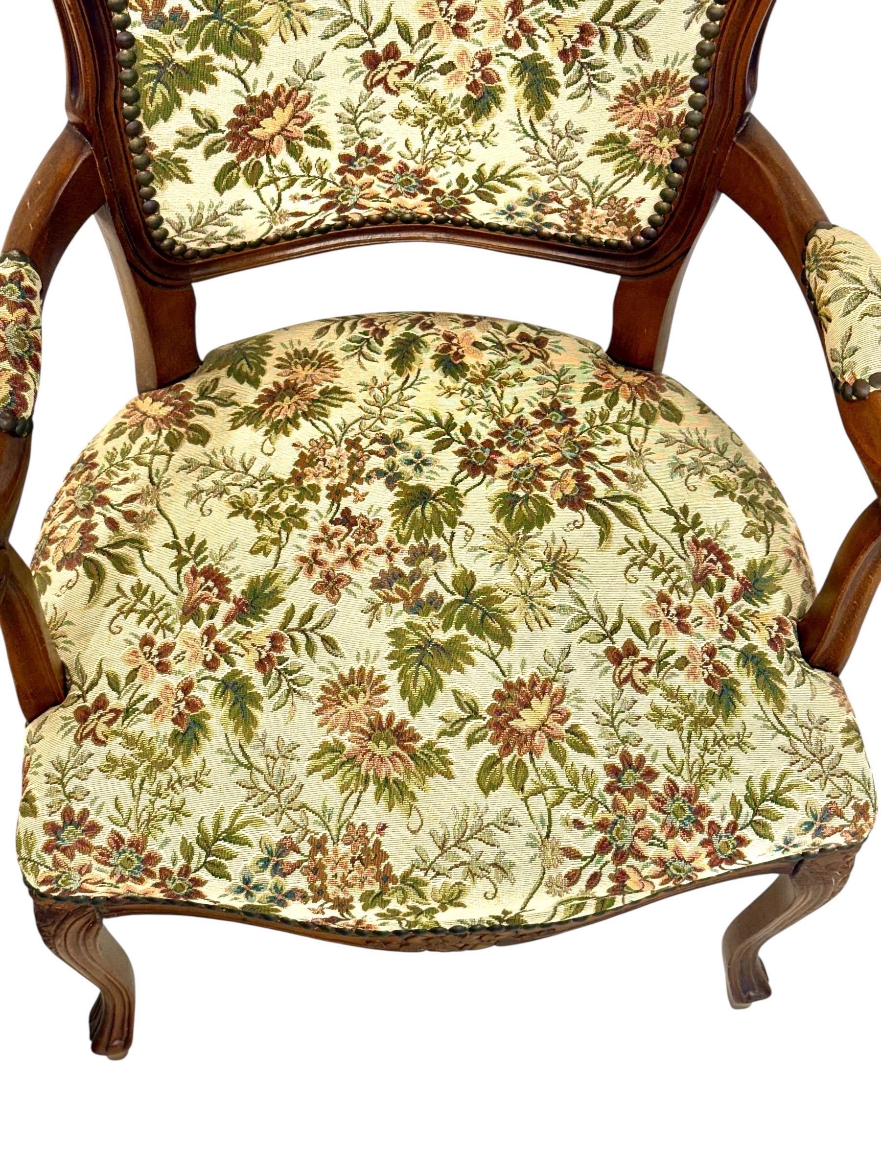 Pareja de Sillones Franceses de Haya Estilo Luis XV con Tapicería Floral, S. XX en venta 6