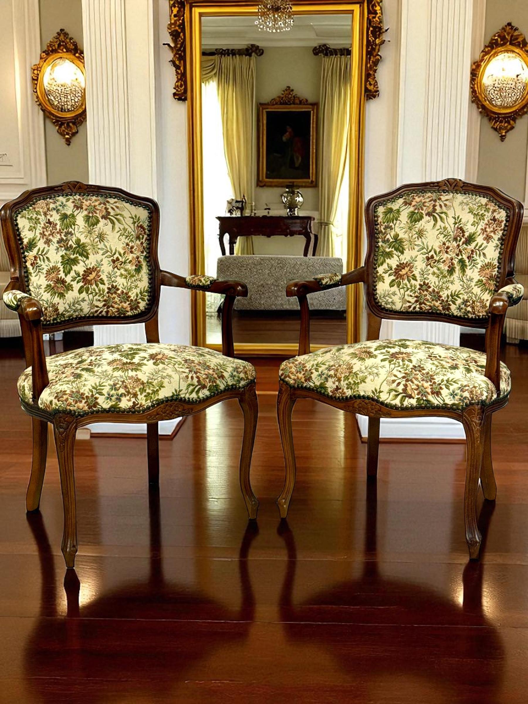 Pareja de Sillones Franceses de Haya Estilo Luis XV con Tapicería Floral, S. XX en venta 7