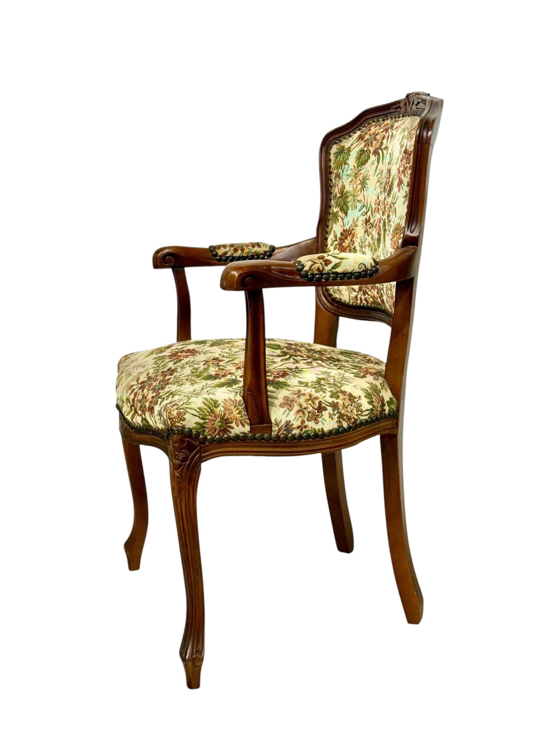 Pareja de Sillones Franceses de Haya Estilo Luis XV con Tapicería Floral, S. XX Francés en venta