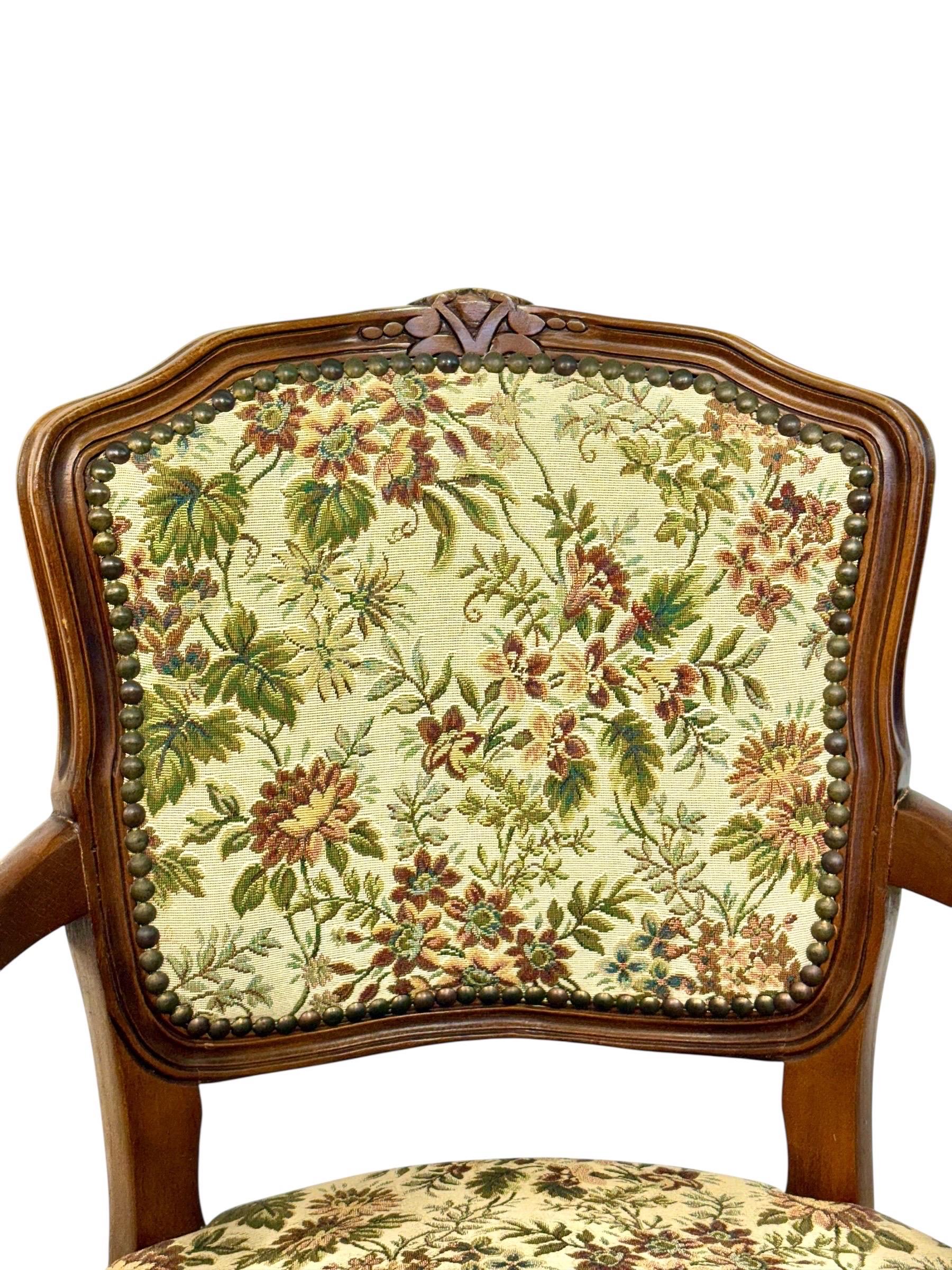 Pareja de Sillones Franceses de Haya Estilo Luis XV con Tapicería Floral, S. XX en Bueno estado para la venta en LA CIOTAT, FR