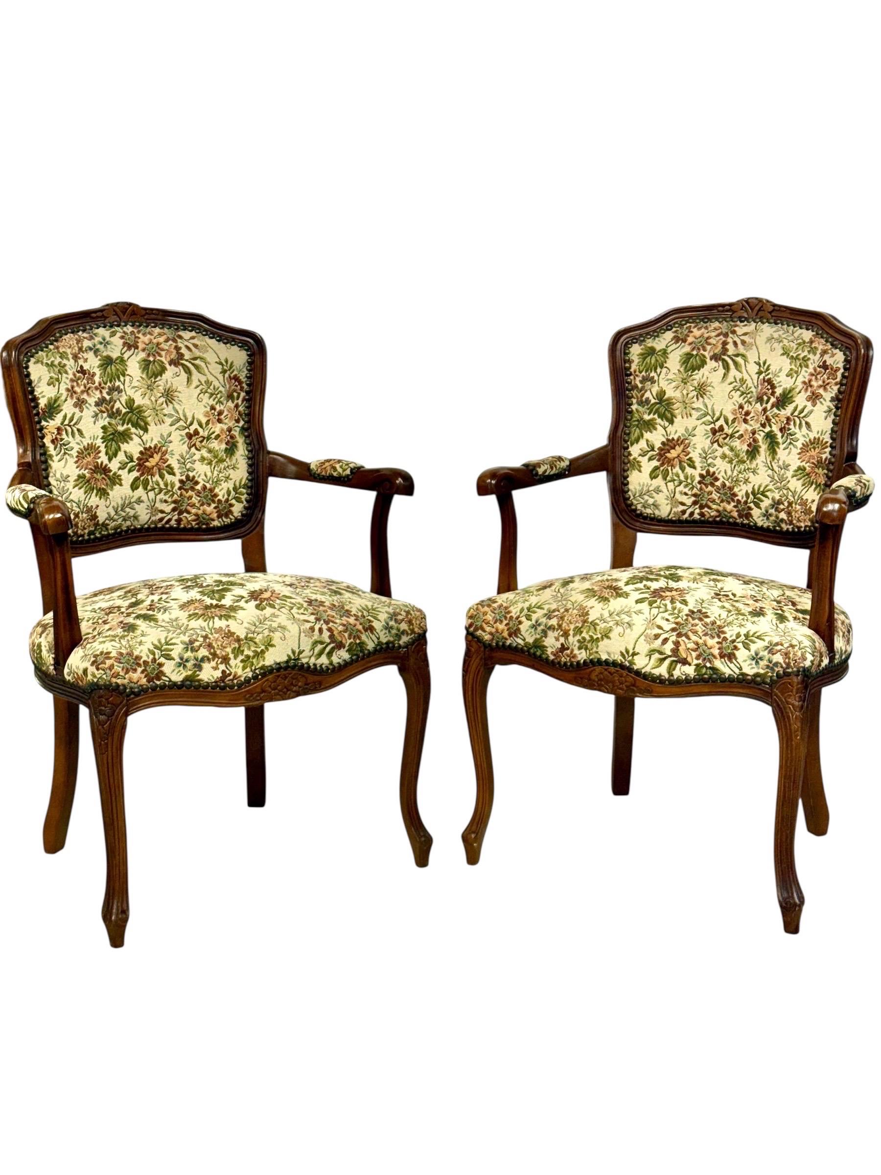 Pareja de Sillones Franceses de Haya Estilo Luis XV con Tapicería Floral, S. XX siglo XX en venta