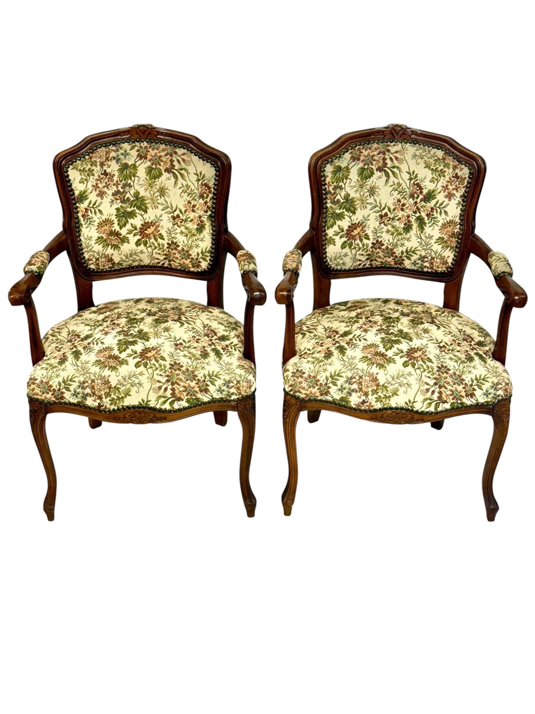 Pareja de Sillones Franceses de Haya Estilo Luis XV con Tapicería Floral, S. XX en venta 1
