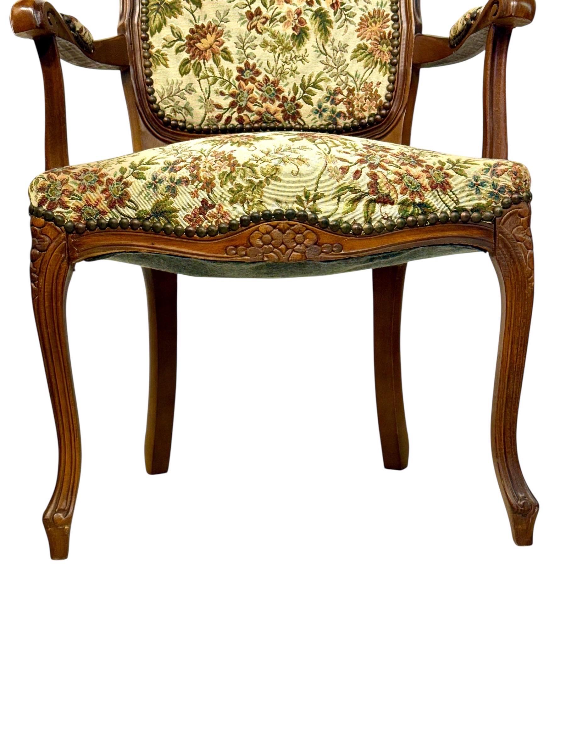 Pareja de Sillones Franceses de Haya Estilo Luis XV con Tapicería Floral, S. XX en venta 2