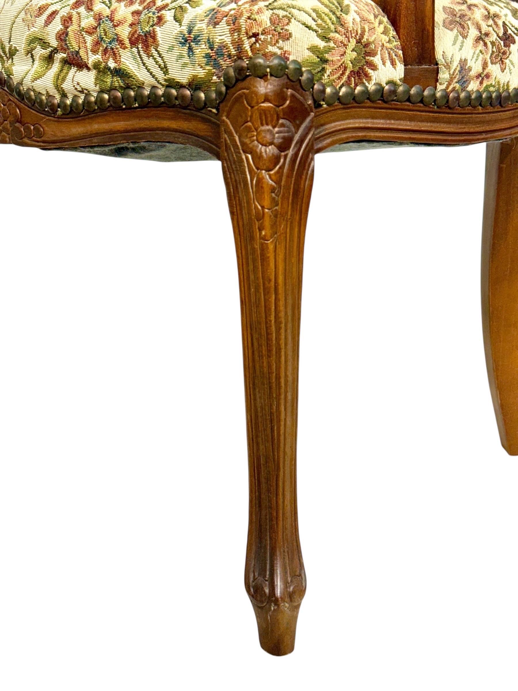Pareja de Sillones Franceses de Haya Estilo Luis XV con Tapicería Floral, S. XX en venta 3