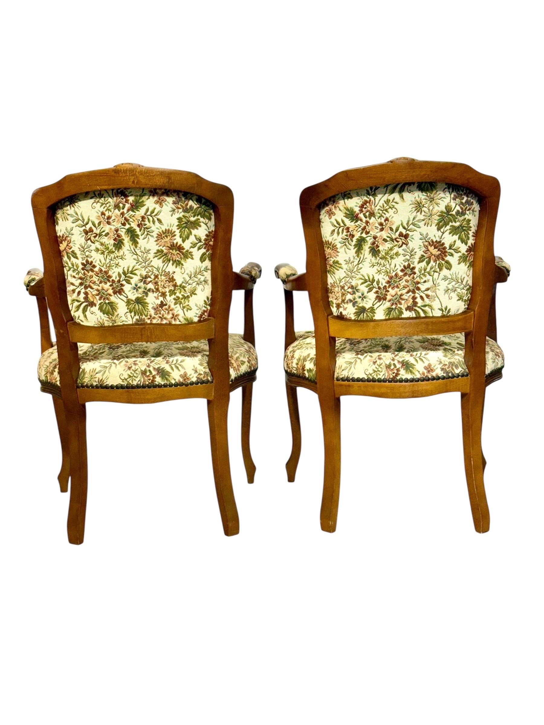 Pareja de Sillones Franceses de Haya Estilo Luis XV con Tapicería Floral, S. XX en venta 4