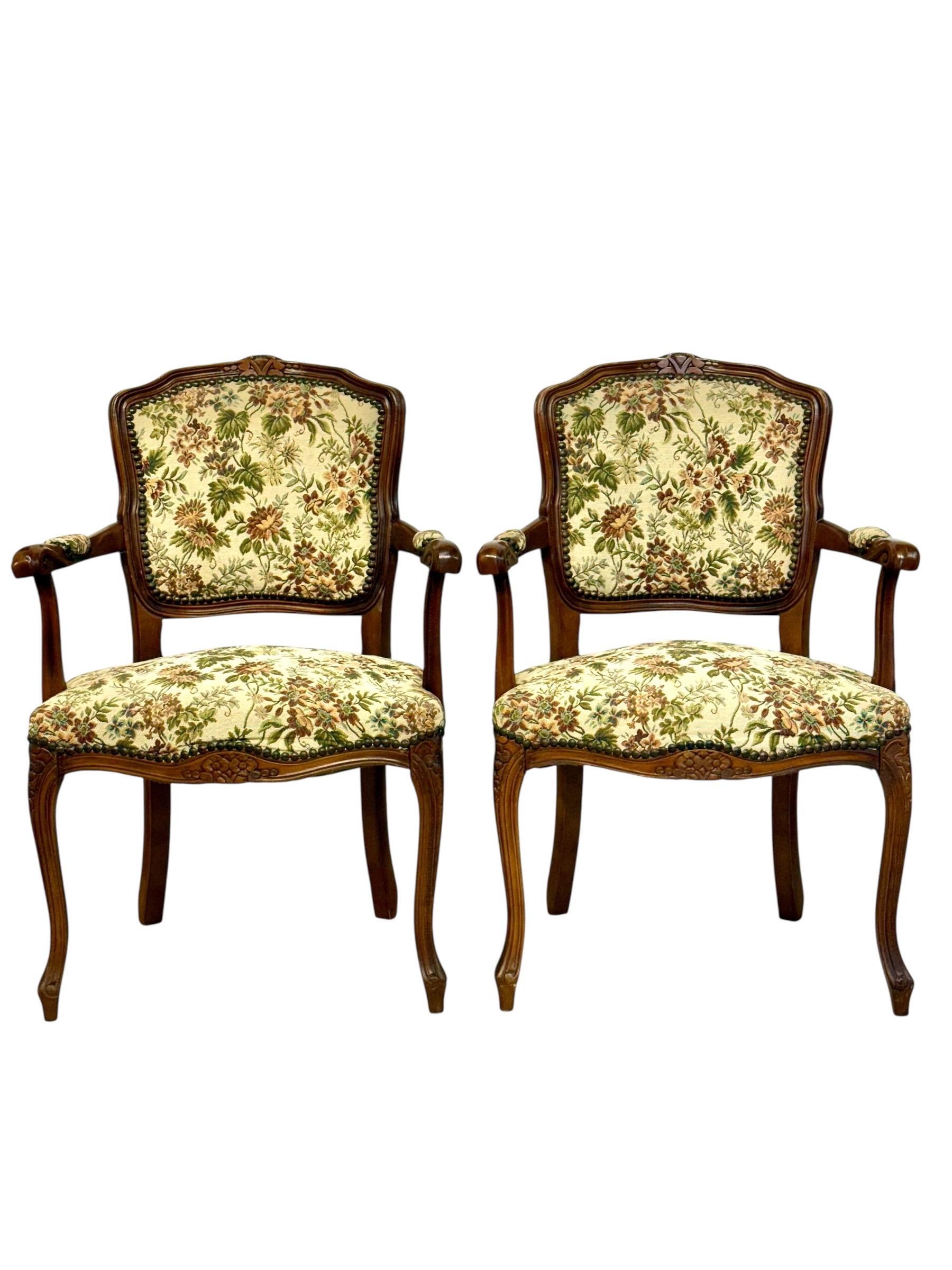 Pareja de Sillones Franceses de Haya Estilo Luis XV con Tapicería Floral, S. XX