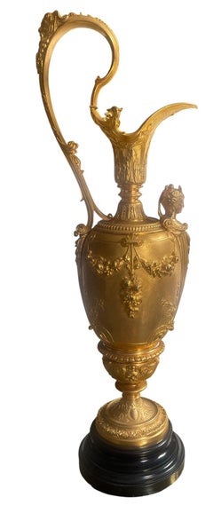 Par de jarras francesas de la Belle Époque, de bronce dorado, con bases de mármol. Finales del siglo XIX
