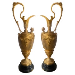 Par de jarras francesas de la Belle Époque, de bronce dorado, con bases de mármol. Finales del siglo XIX