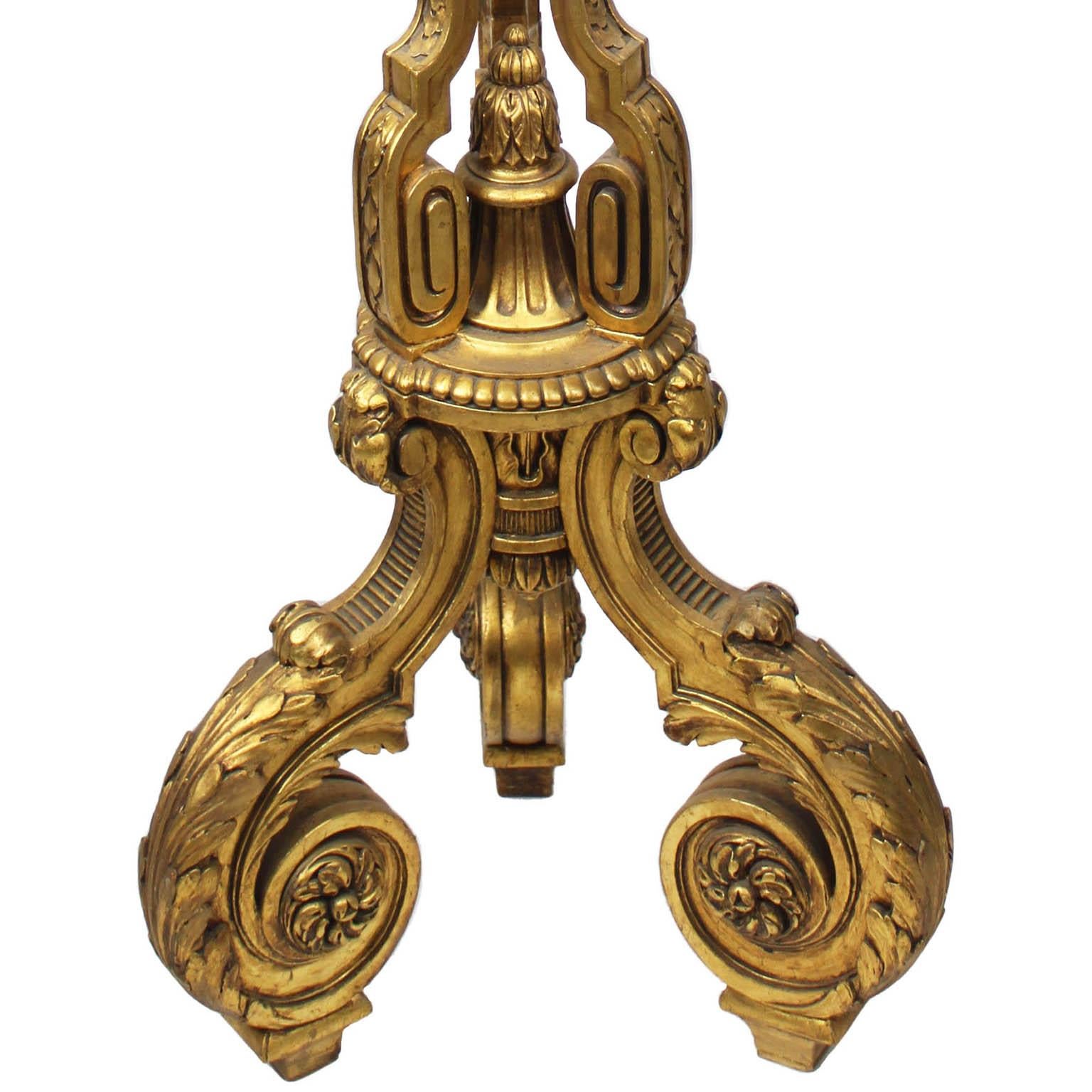 Paar französische Belle Epoque Louis XVI Stil Giltwood geschnitzt Torchere (Torchière) (Handgeschnitzt) im Angebot