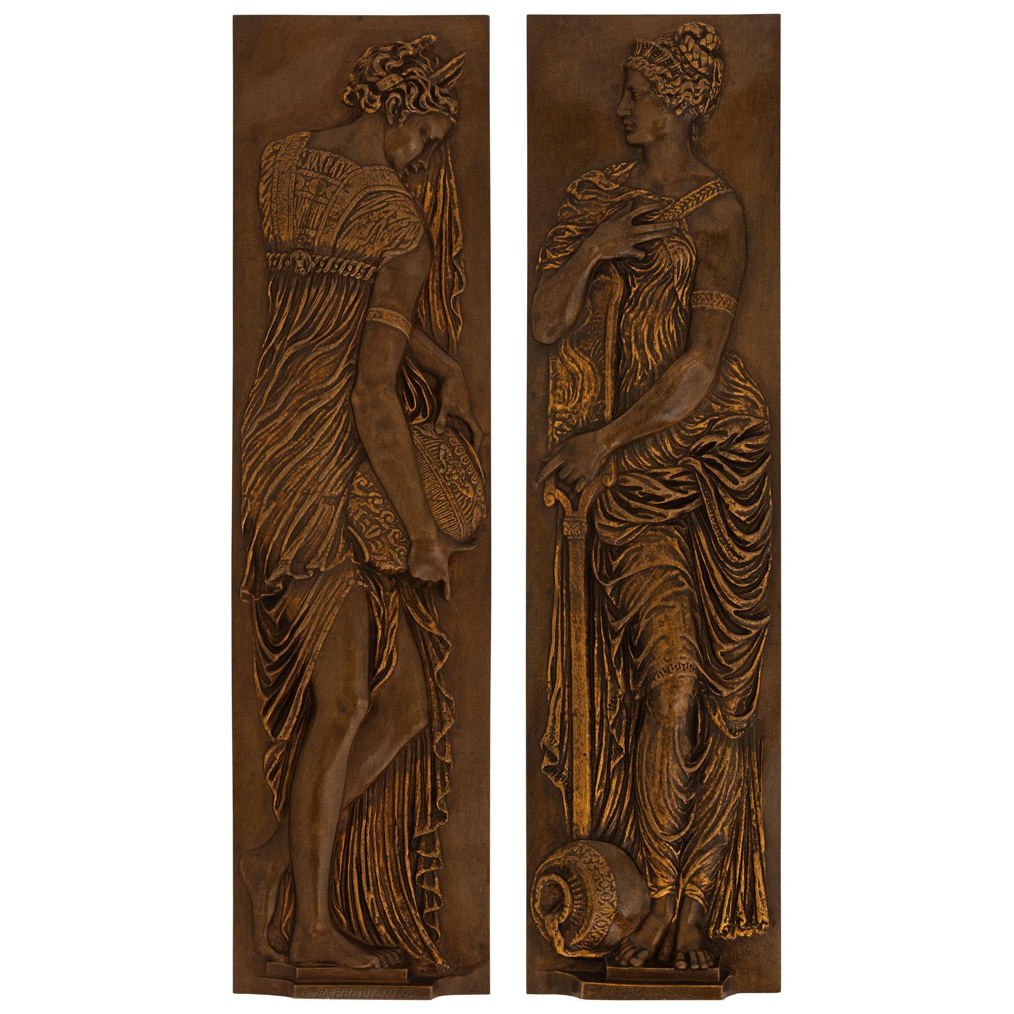 Paire de plaques en bronze et bronze doré d'époque Belle Époque, signées Barbedienne en vente 1