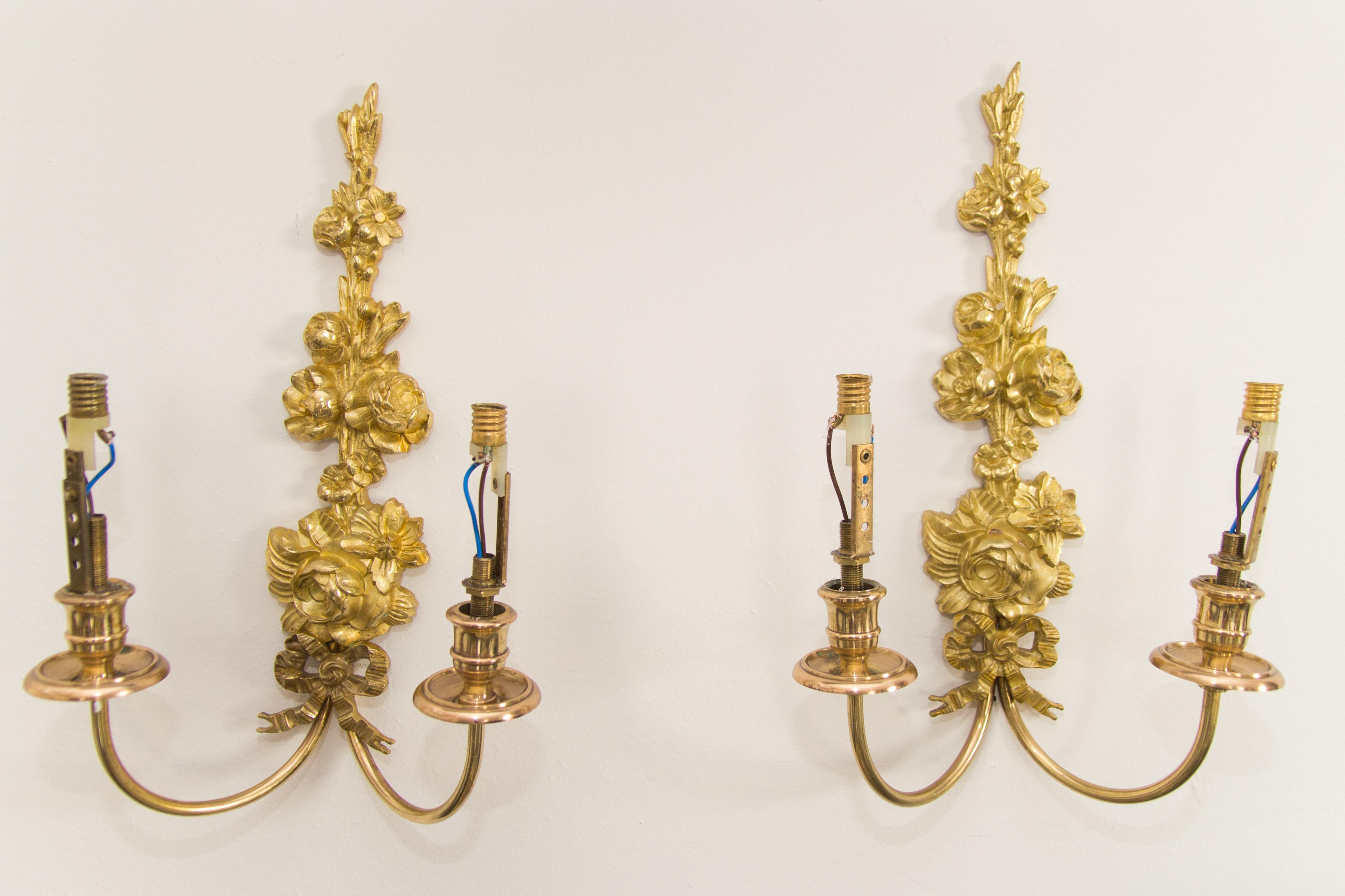 Pair of French Belle Époque Style Floral Gilt Bronze and Brass Sconces In Good Condition In Barntrup, DE
