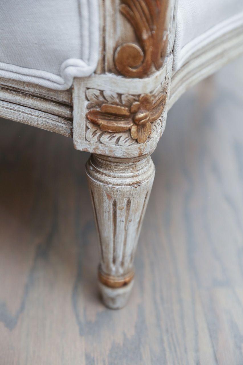 Coppia di poltrone bergere francesi del 1895-1905 circa. Rivestito in lino chiaro neutro con cuscini in piuma e piumino. Venduti insieme al prezzo di 5.800 dollari per la coppia.
