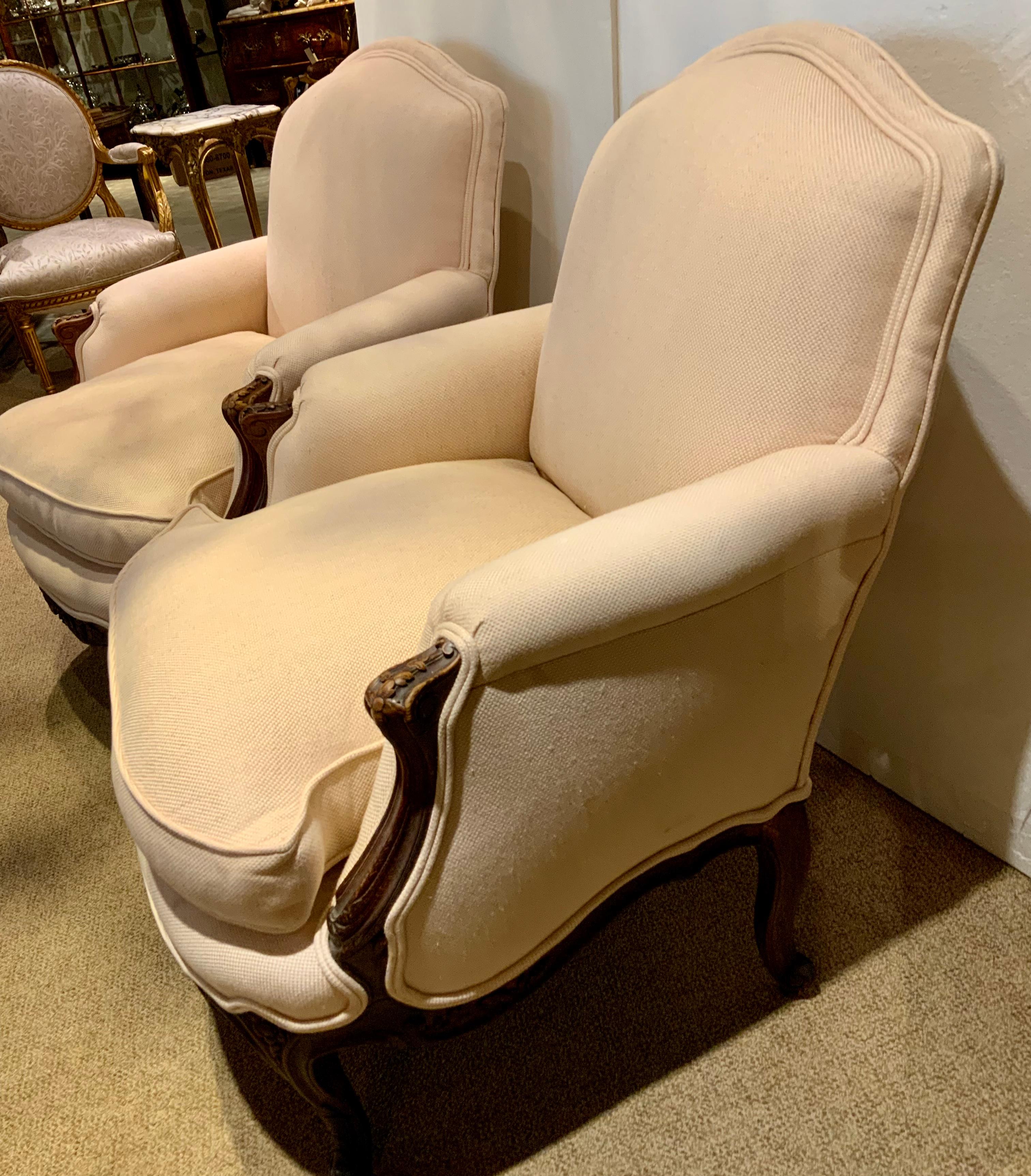 Paar französische Bergere-Stühle im Louis-XV-Stil in cremefarbenen / weißen Farbtönen (Louis XV.) im Angebot