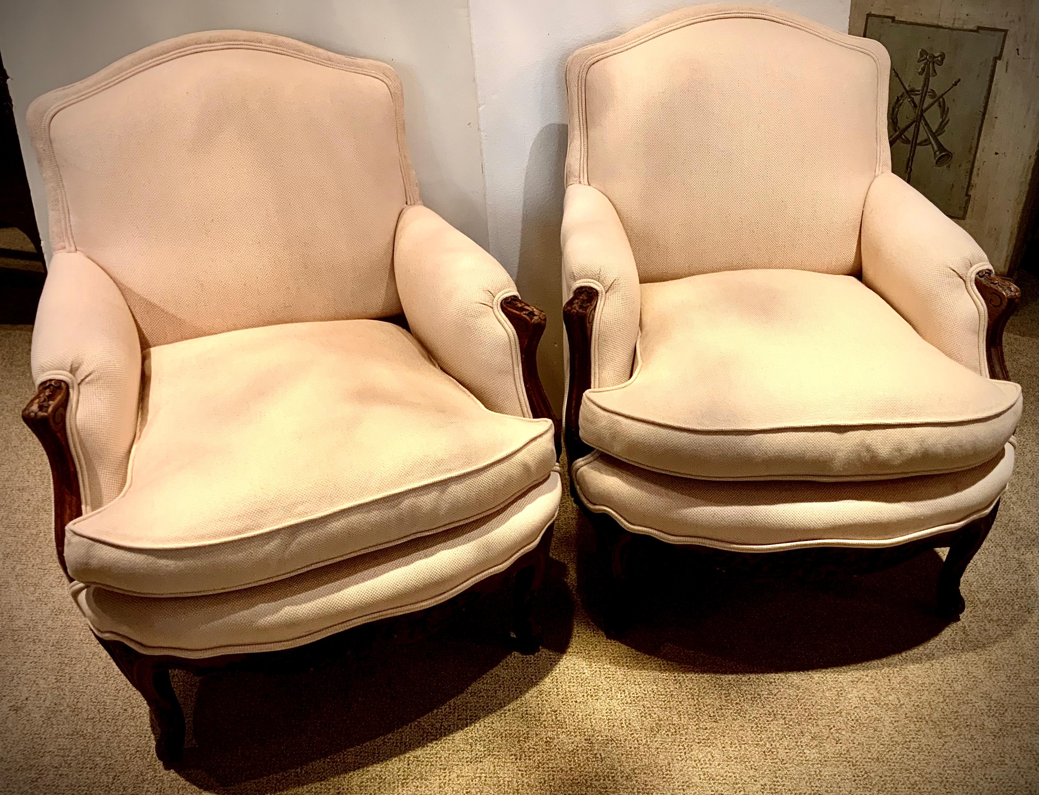 Paar französische Bergere-Stühle im Louis-XV-Stil in cremefarbenen / weißen Farbtönen im Zustand „Gut“ im Angebot in Houston, TX