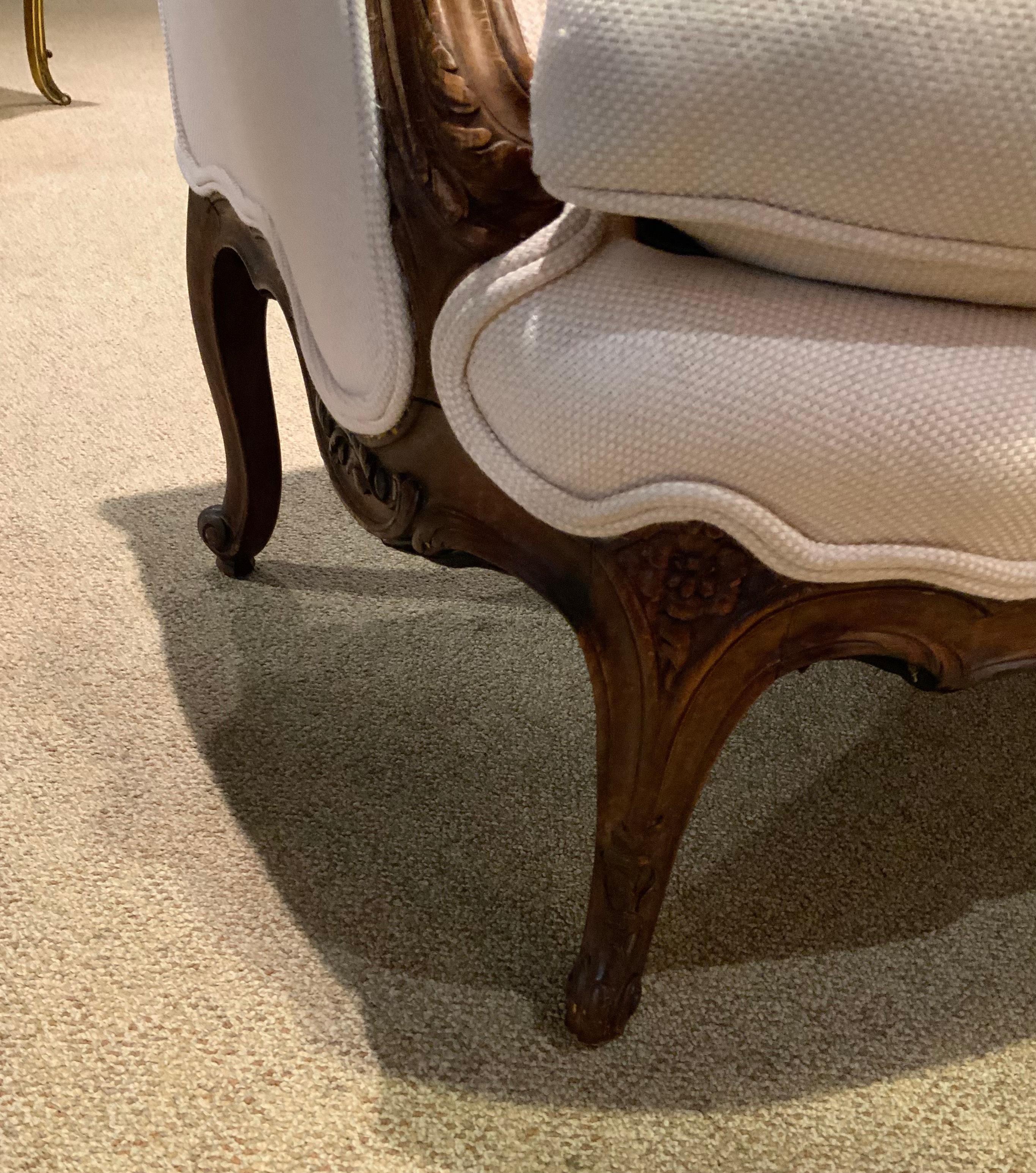 Paar französische Bergere-Stühle im Louis-XV-Stil in cremefarbenen / weißen Farbtönen im Angebot 2