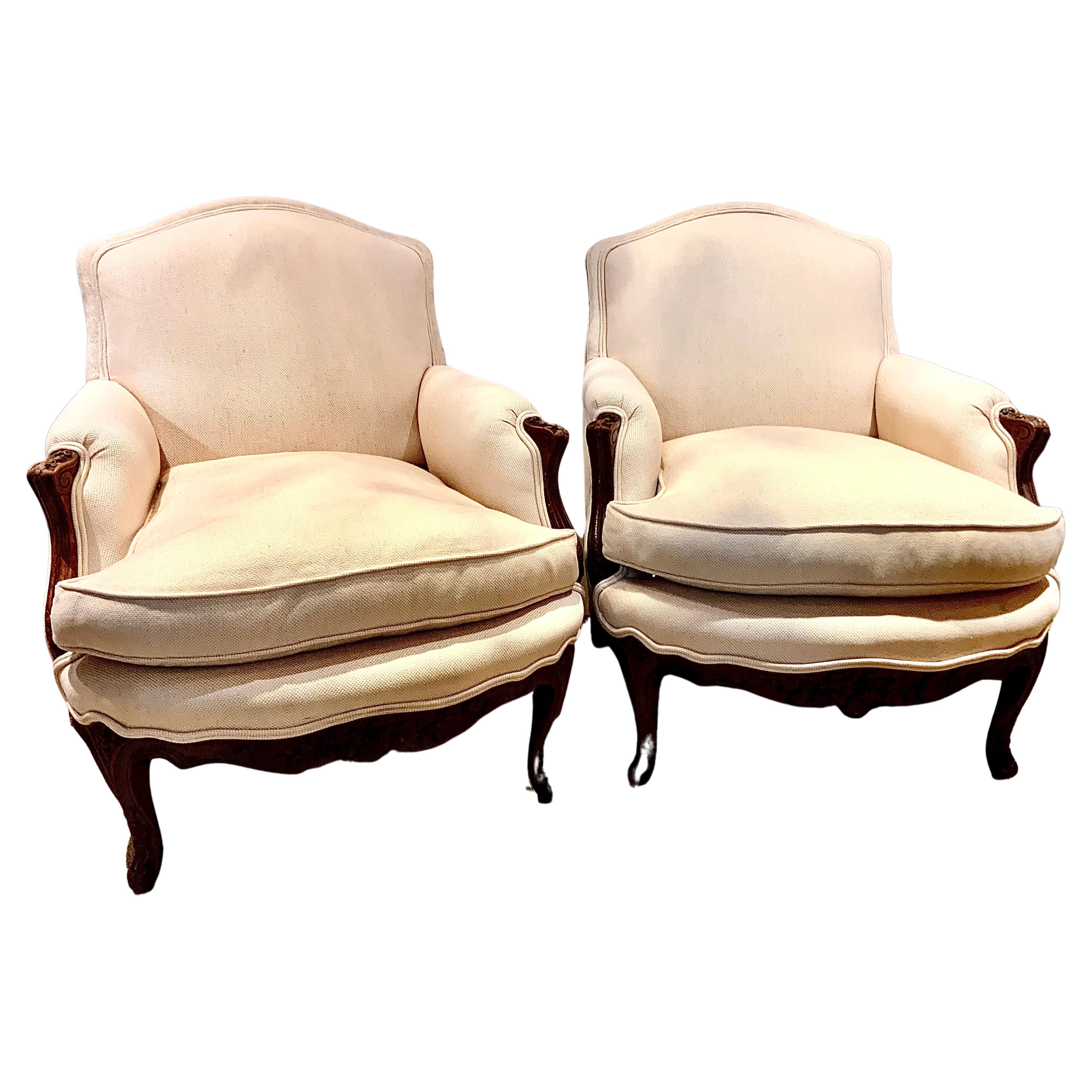 Paar französische Bergere-Stühle im Louis-XV-Stil in cremefarbenen / weißen Farbtönen im Angebot