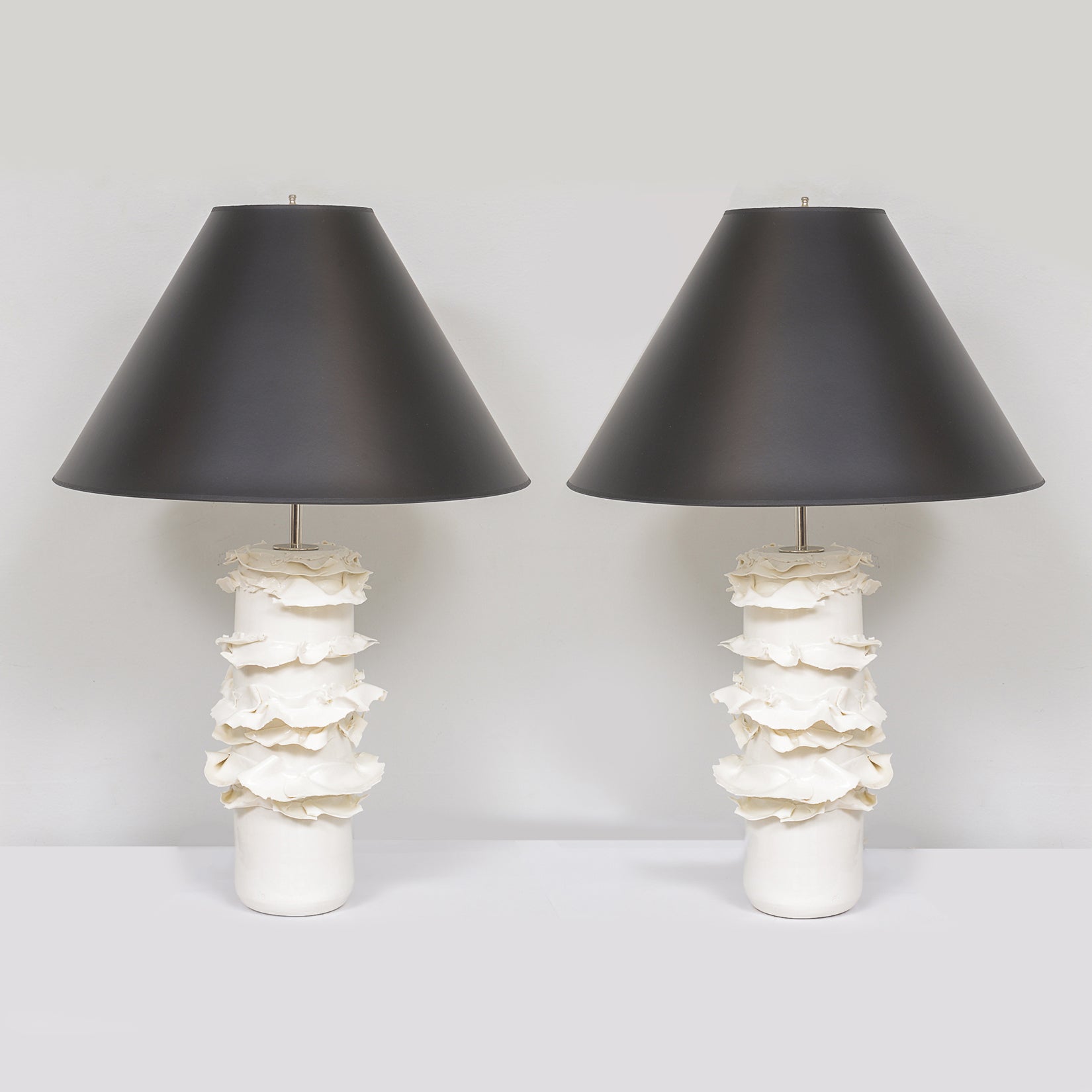 Paire de lampes en porcelaine émaillée de Dora Stanczel.  Ensemble de 2.
Hauteur 1 (de la base de la lampe à l'embout) : 24.5